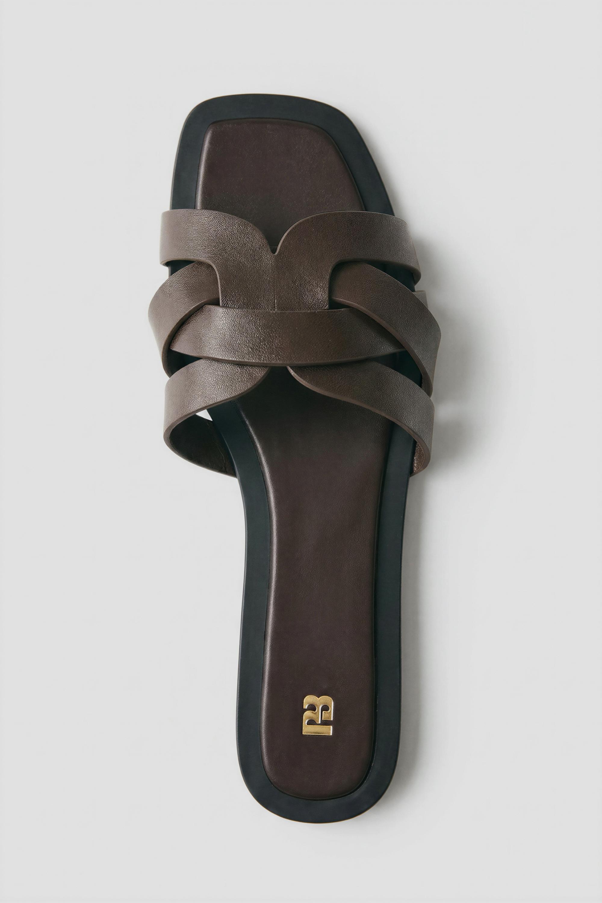 Flat strap sandals — Brown