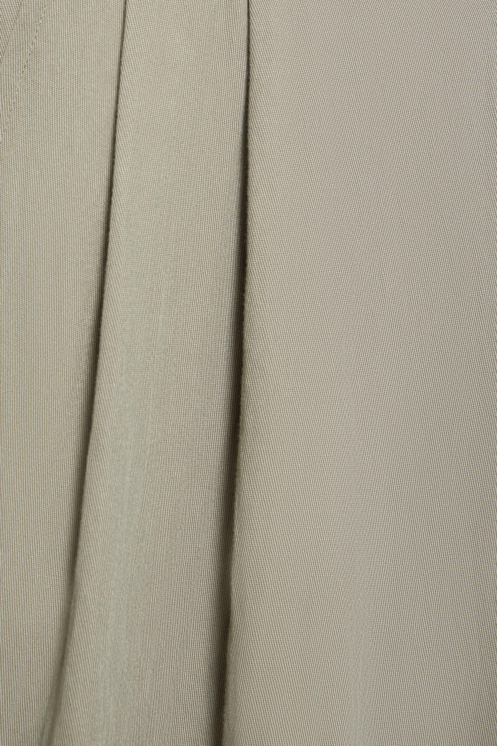 Düğmeli ve fermuarlı, kemer tokalı, önü pensli, elastik belli, tailored fit pantolon. - Görsel 32