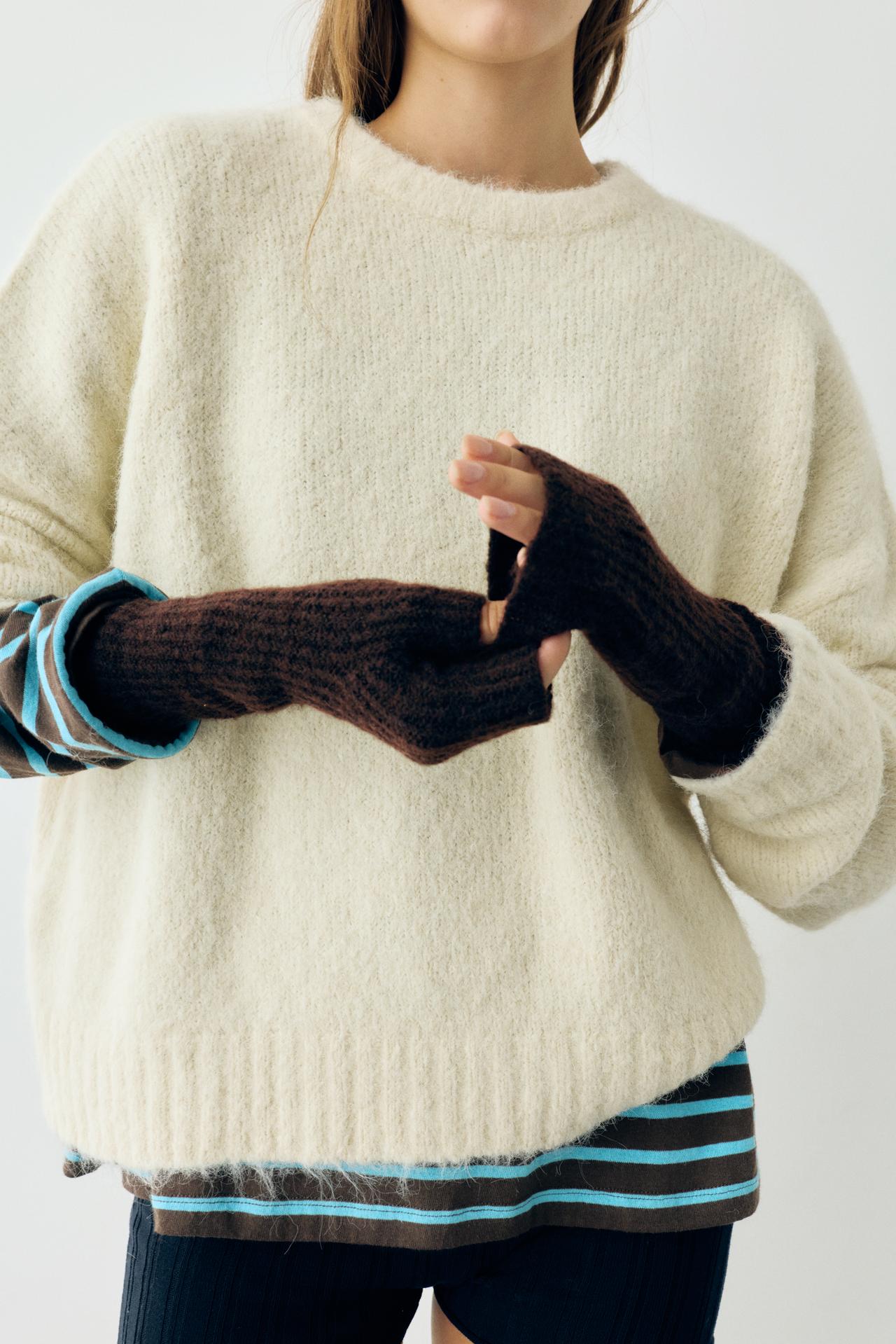 Ribbed knit mittens — Brown