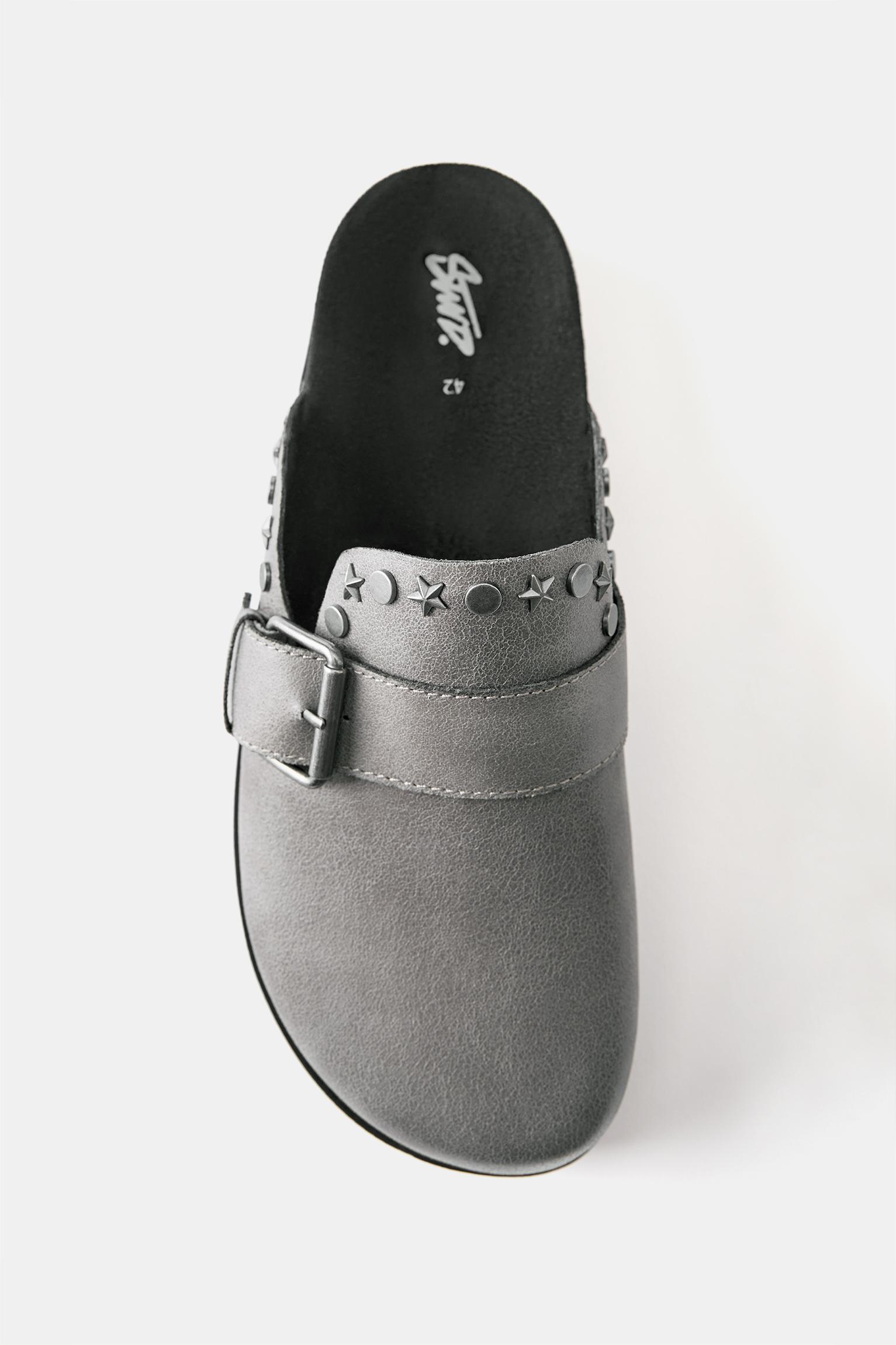 Studded clogs — Grey