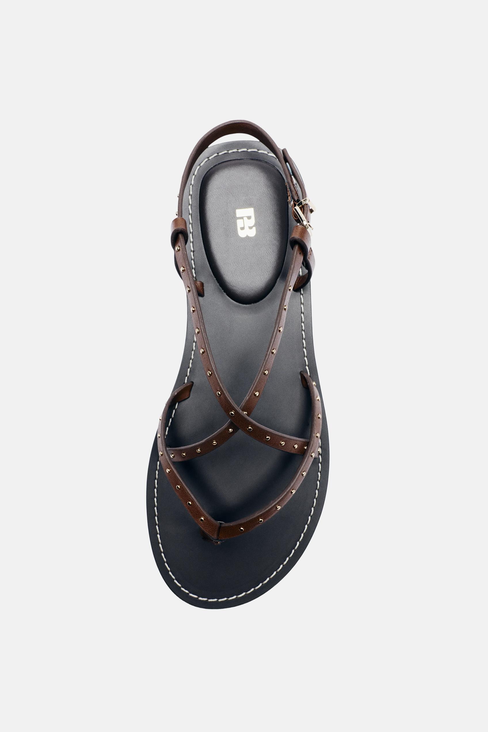 Flat studded sandals — Brown