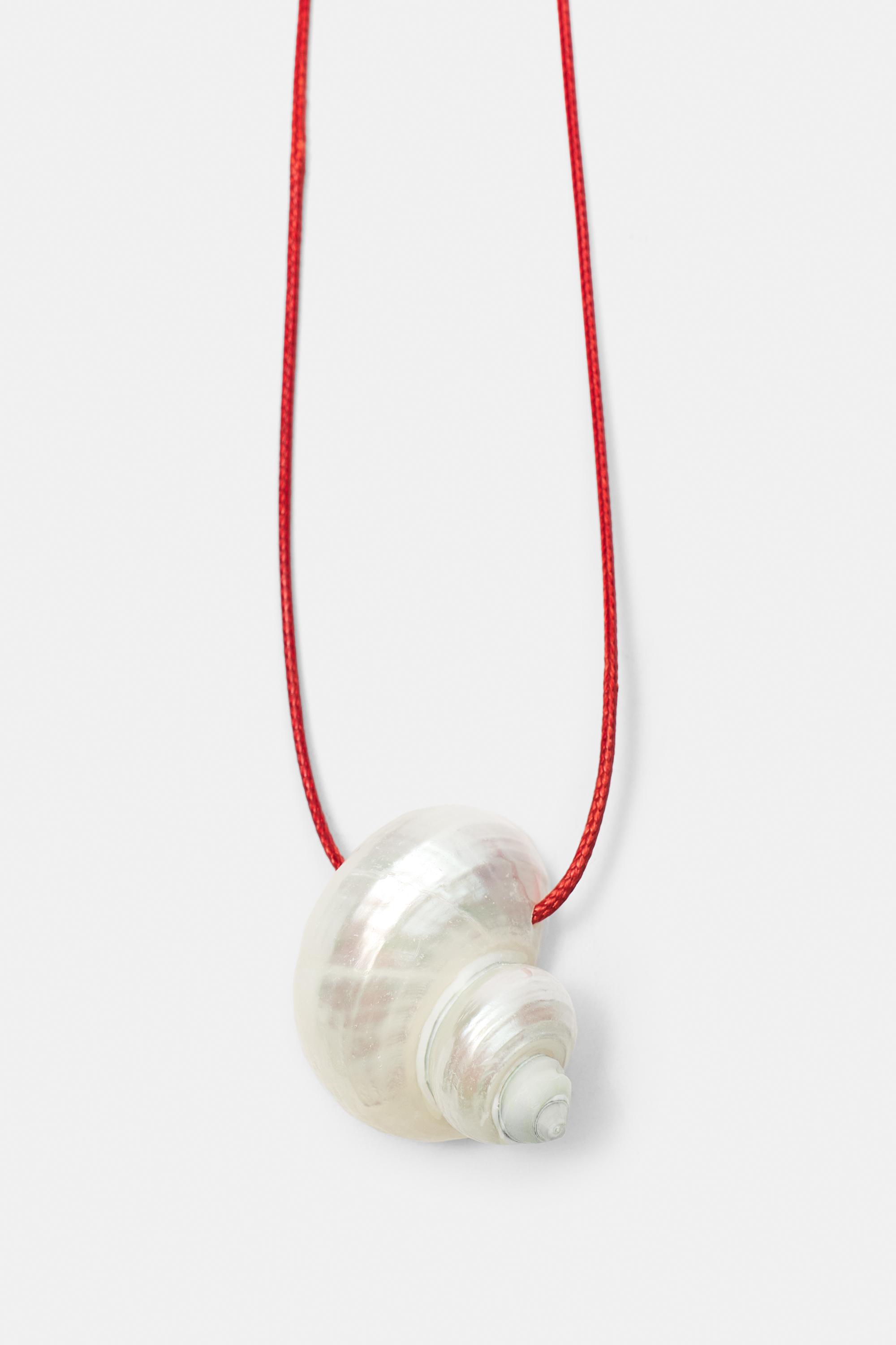 Shell pendant necklace — Ice