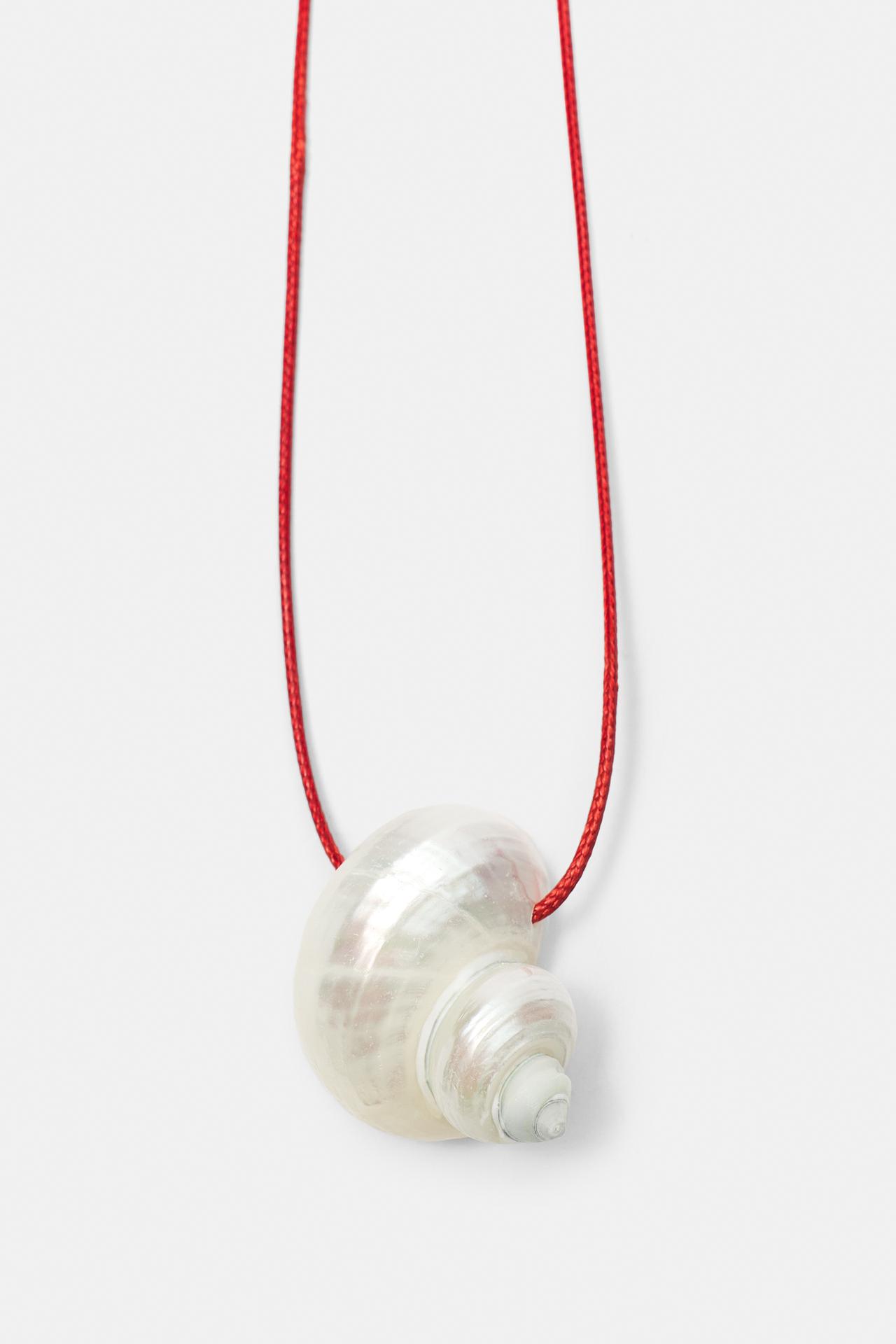 Shell pendant necklace — Ice