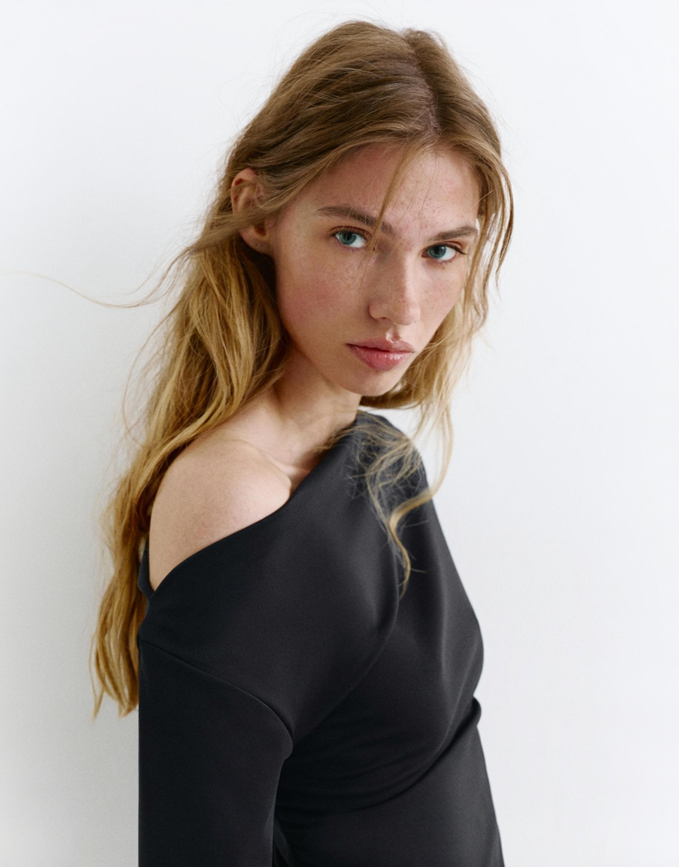 Short asymmetric dress — Black