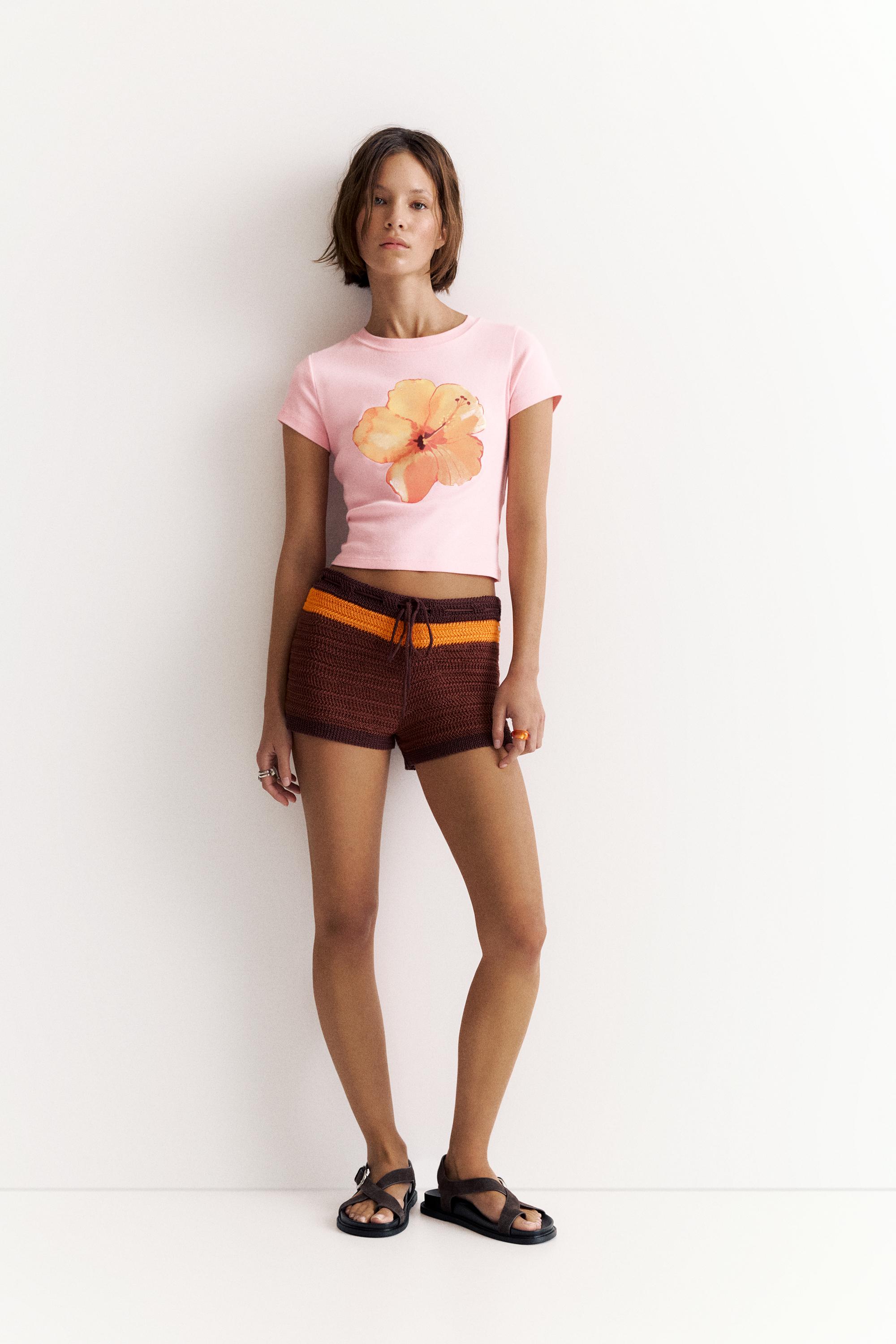 Pink hibiscus flower graphic T-shirt — Pale pink
