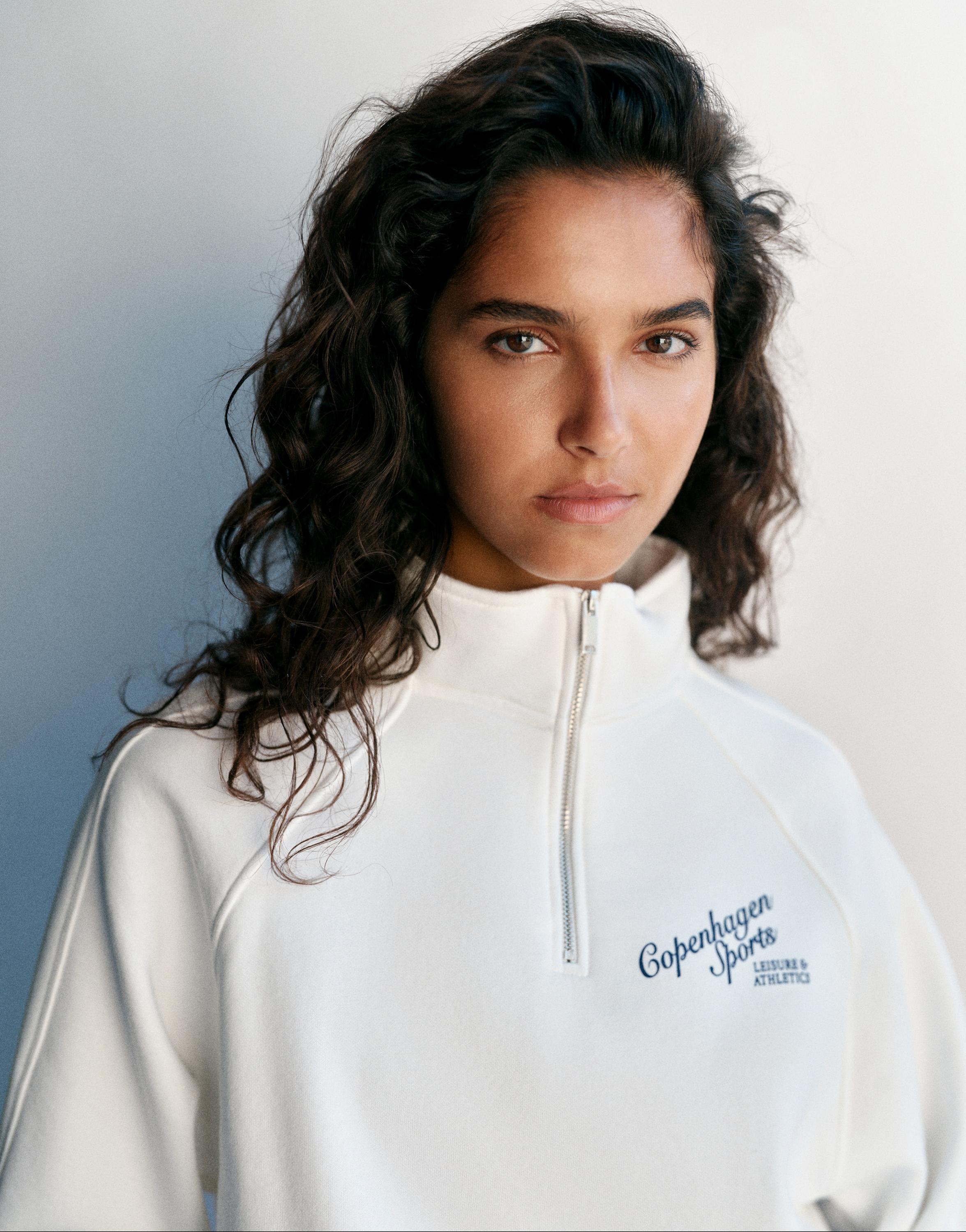 Pull&Bear Fermuarlı grafik sweatshirt görsel 7