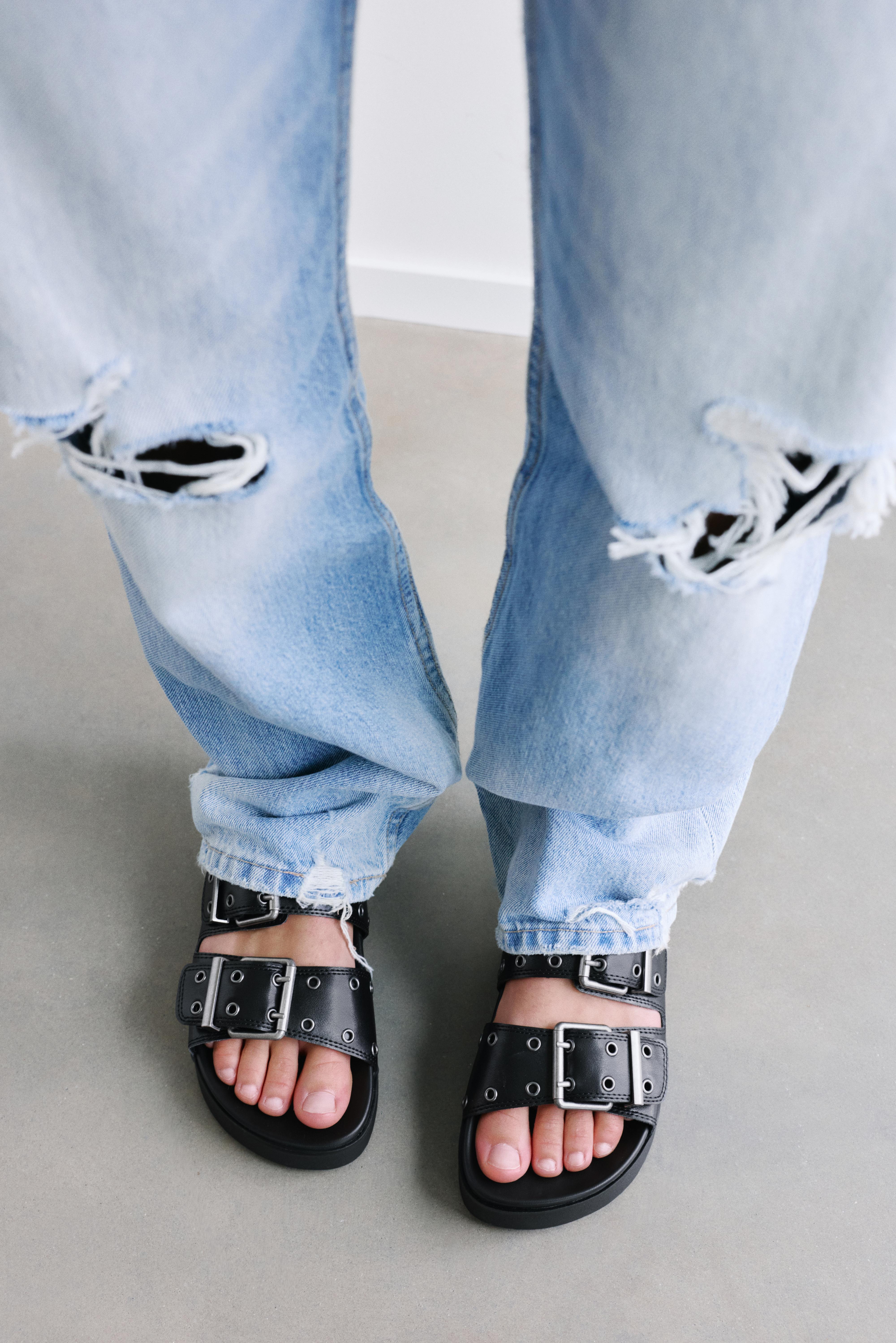 Chunky buckle sandals — Black