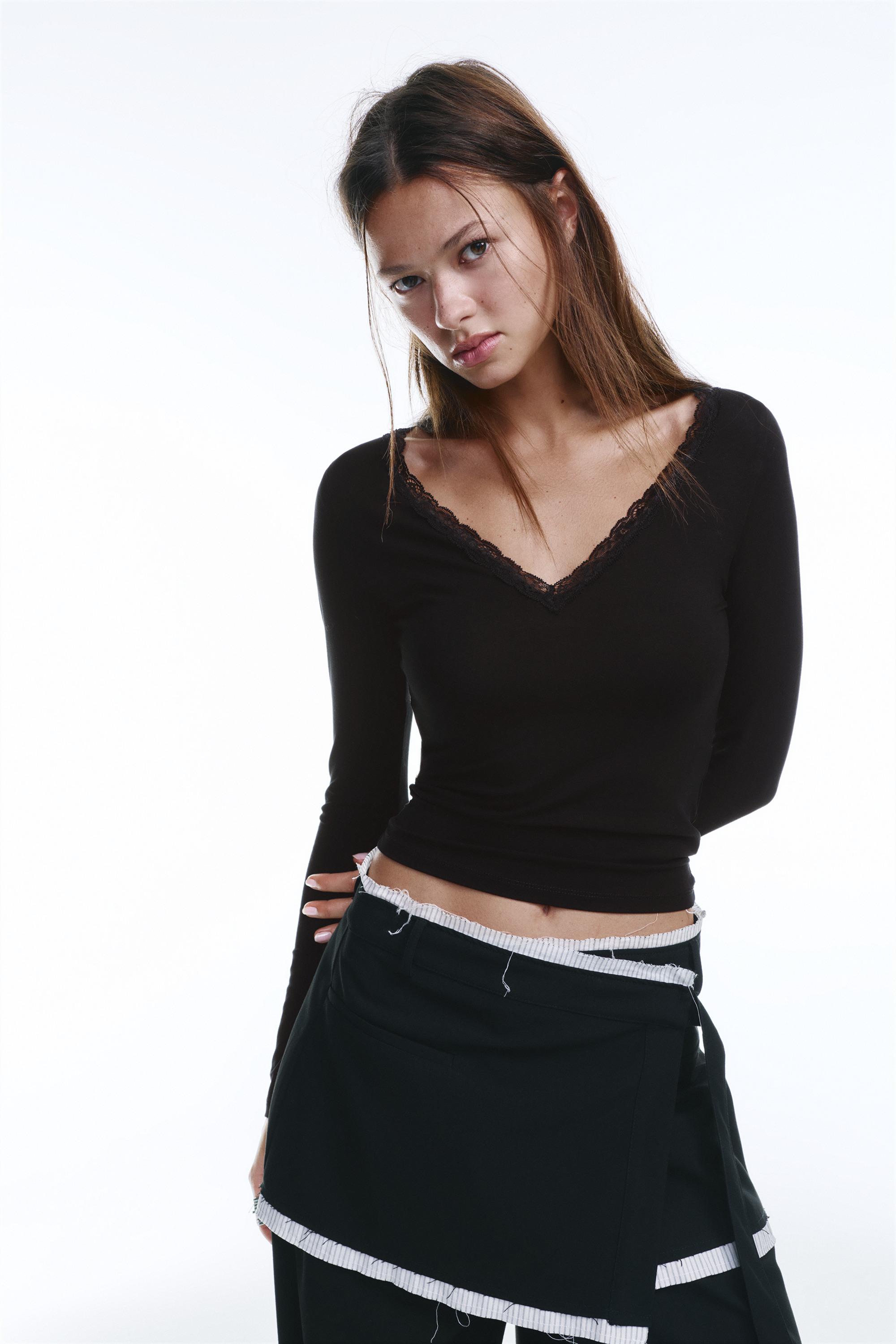 Lace trim neckline T-shirt — Black