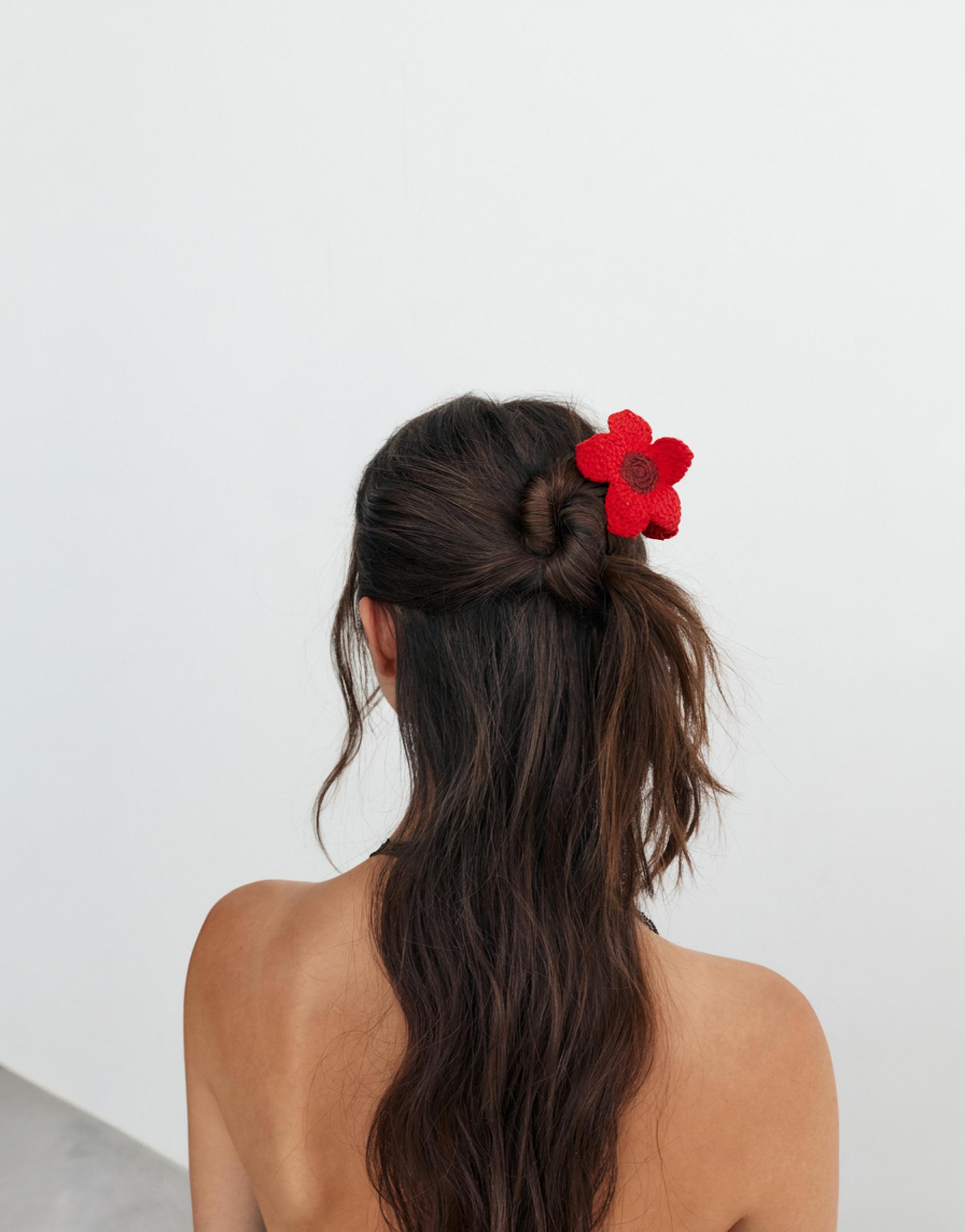 Crochet flower hair clip — Red