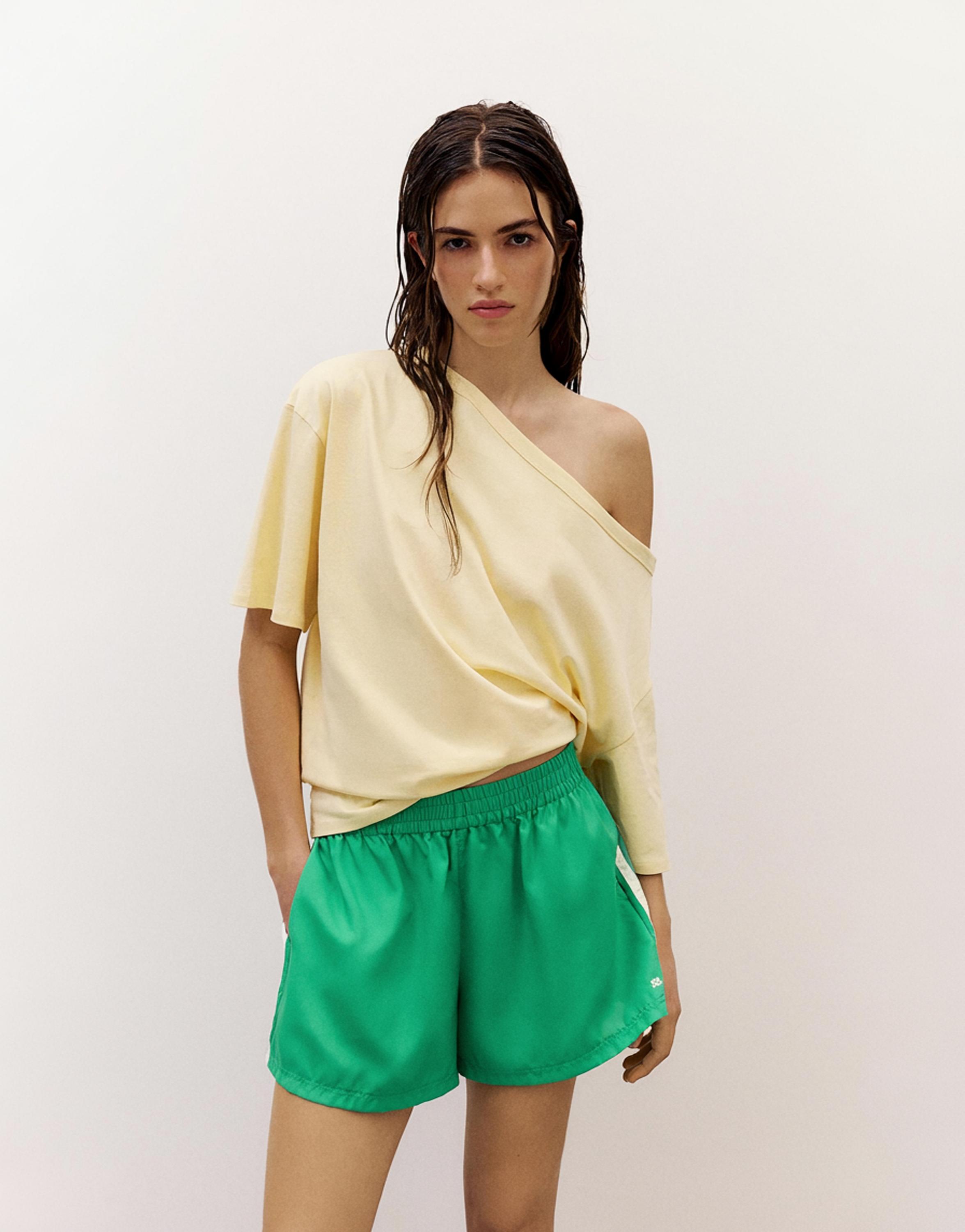 Sporty Bermuda shorts with side stripes — Green