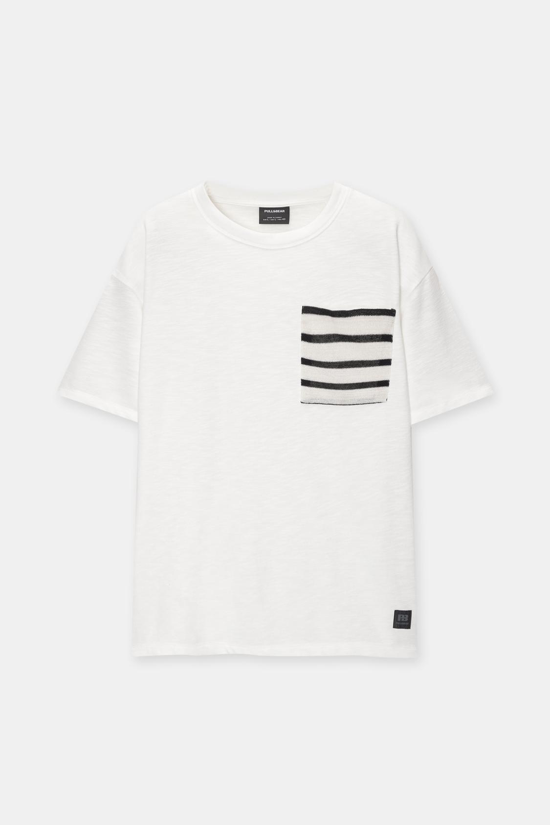 T-Shirt mit gestreifter Tasche - PULL&BEAR