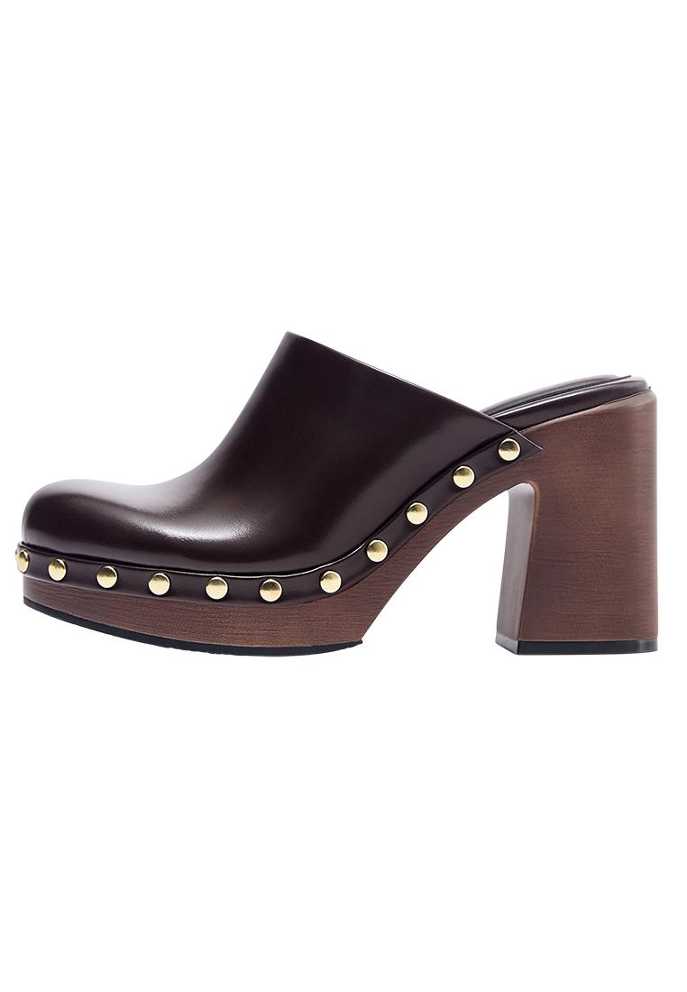 Heeled clogs with studs — Brown