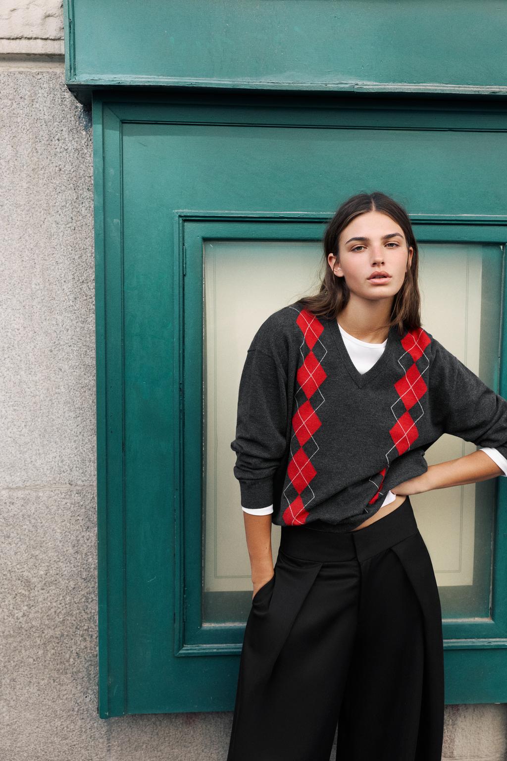 Diamond jumper with V-neck