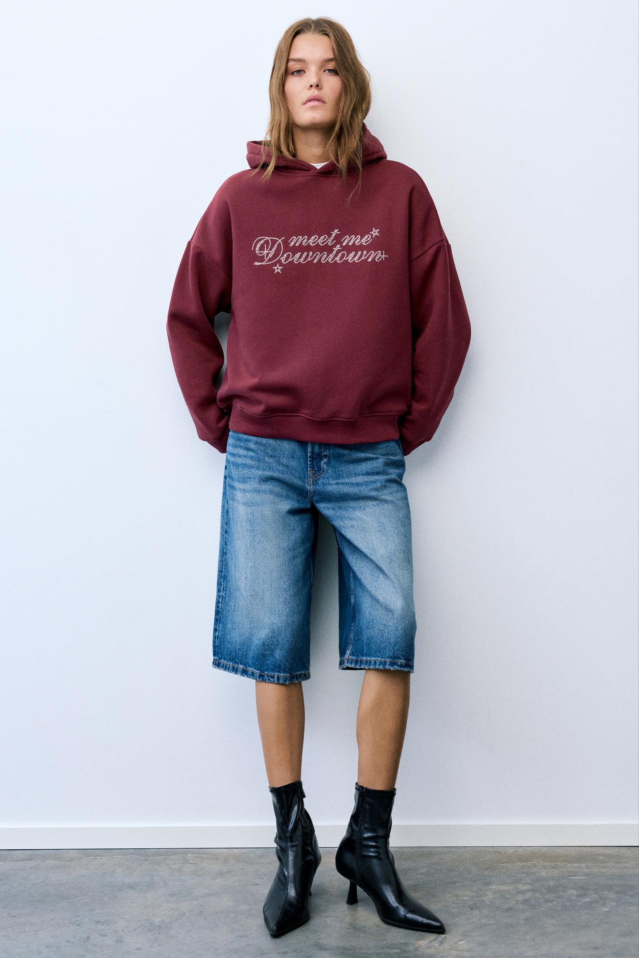 Sweatshirt with hood and rhinestone graphic — Maroon