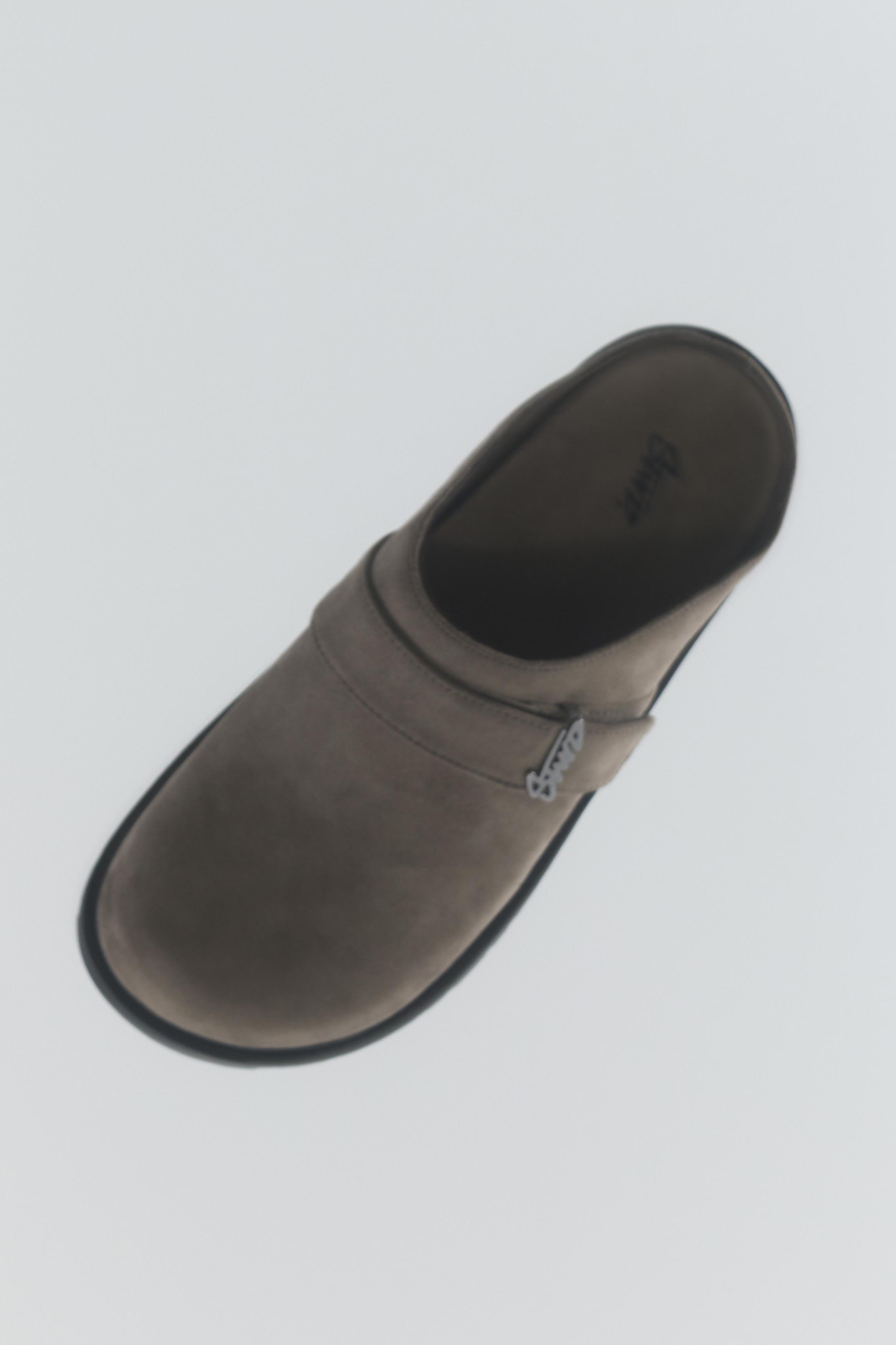 Clogs with STWD buckle — Grey