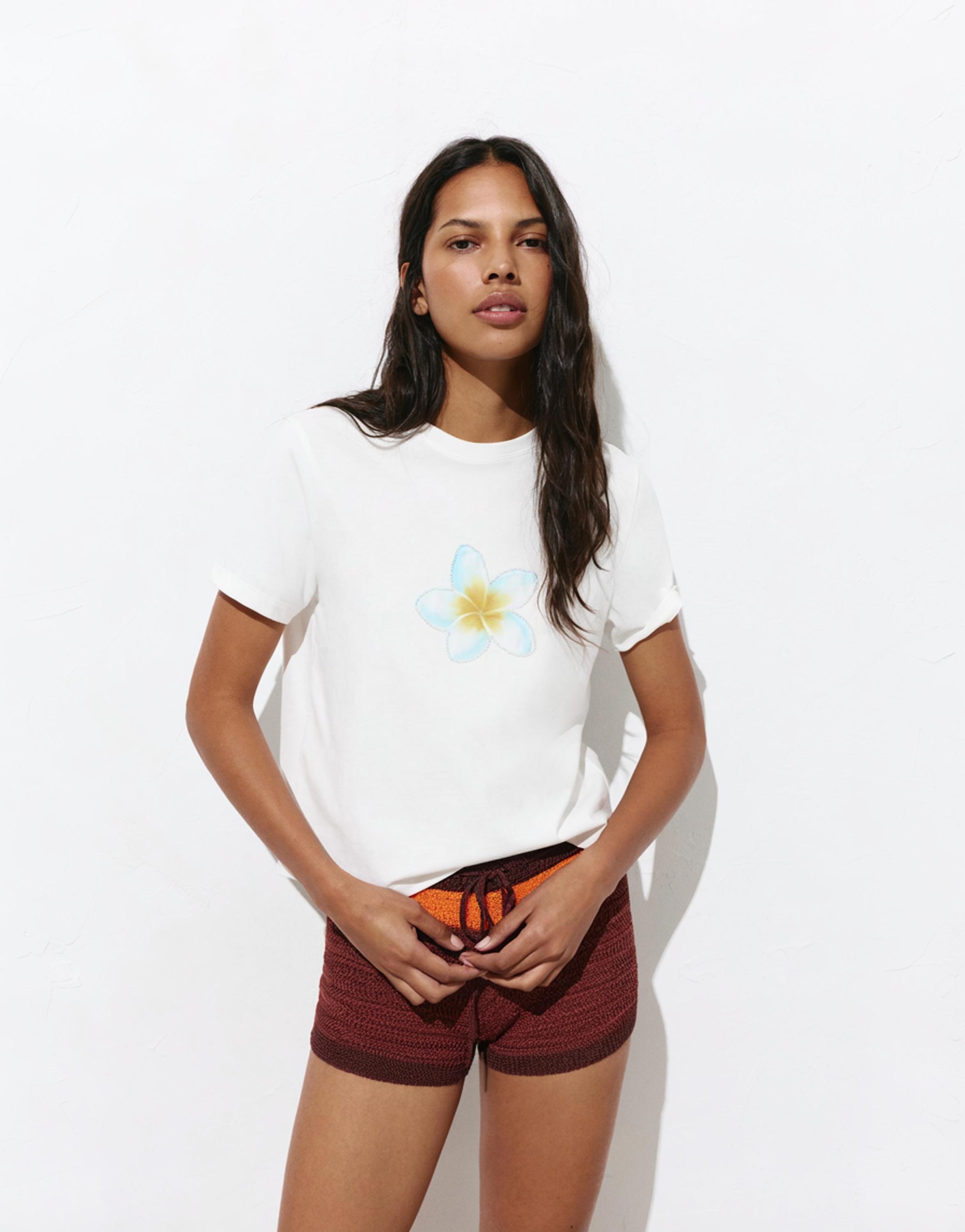 Beaded flower T-shirt — Ice