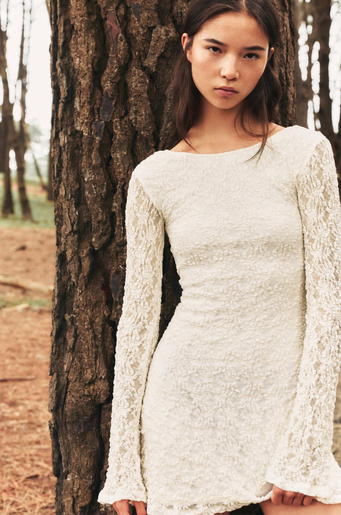 Vestido corto encaje manga larga PULL&BEAR