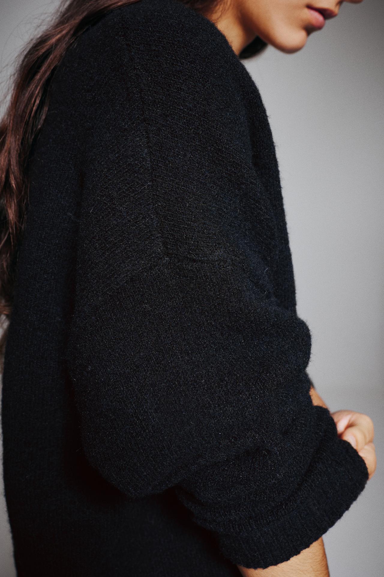 Boxy V-neck jumper — Black