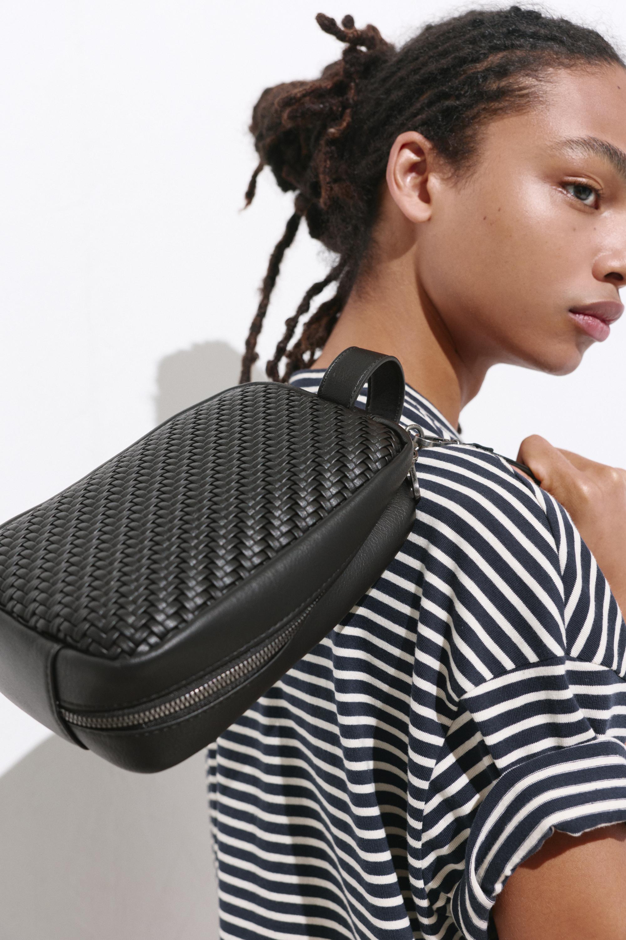 Woven wash bag with handle — Black