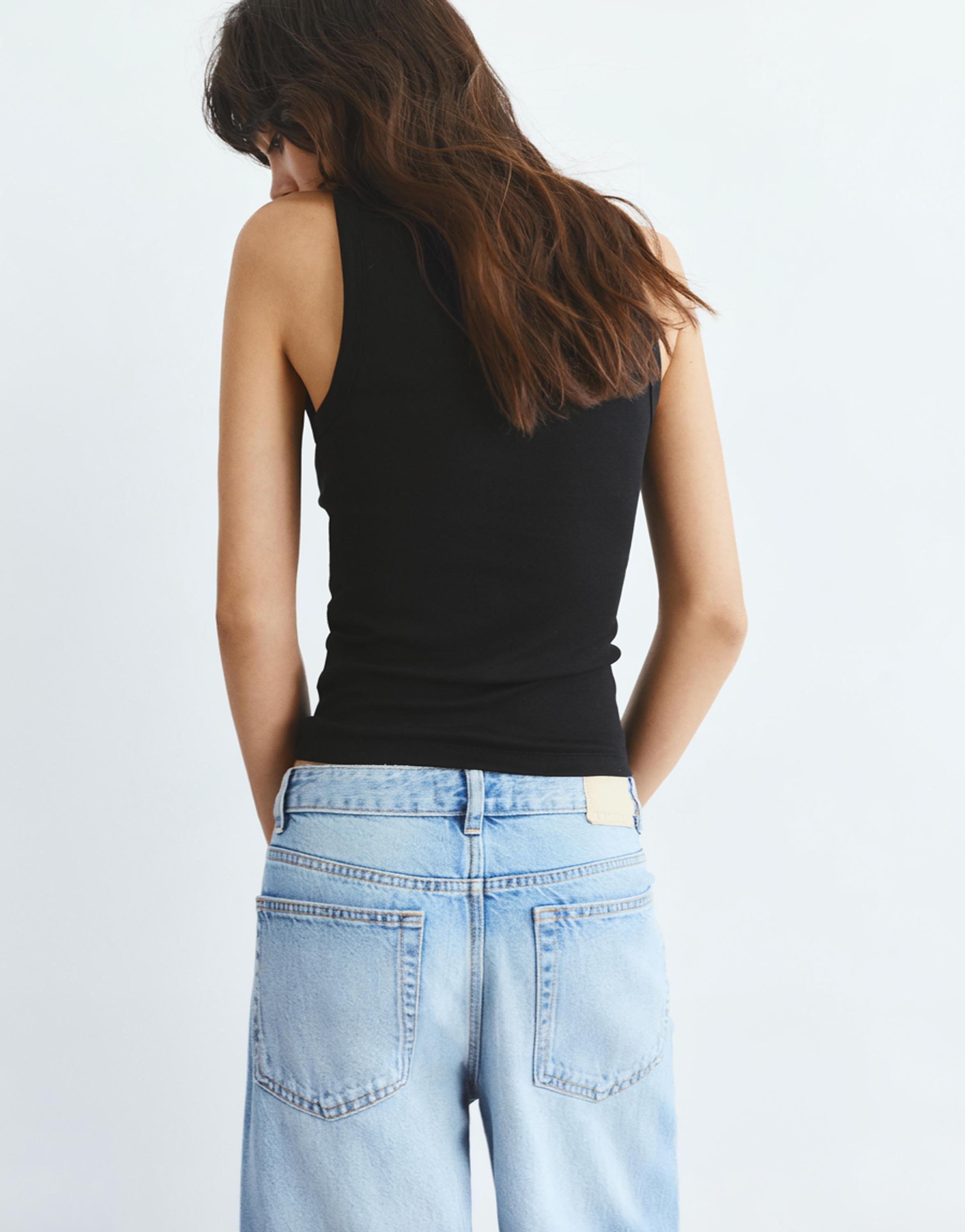 Round neck tank top — Black