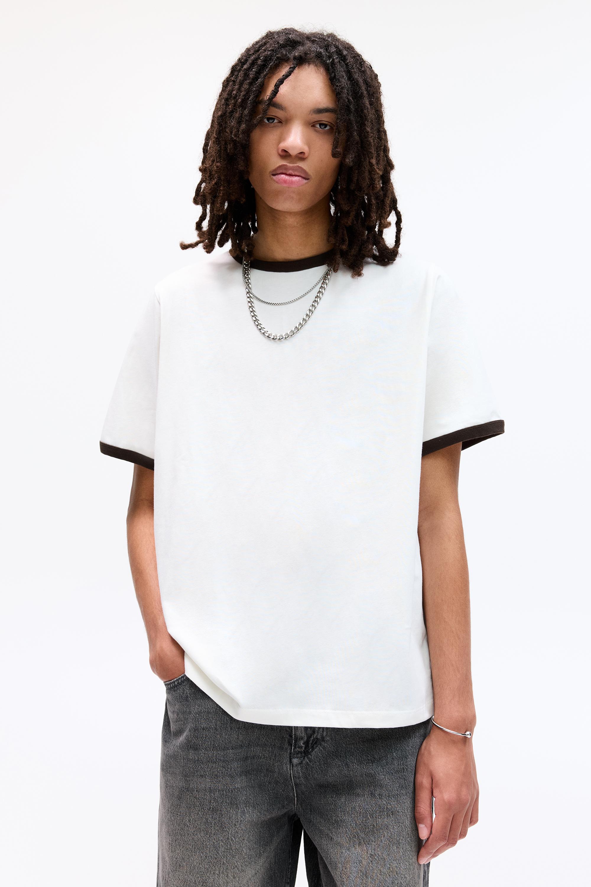 T-Shirt Mit Kurzen Ärmeln Und Kontrastbündchen