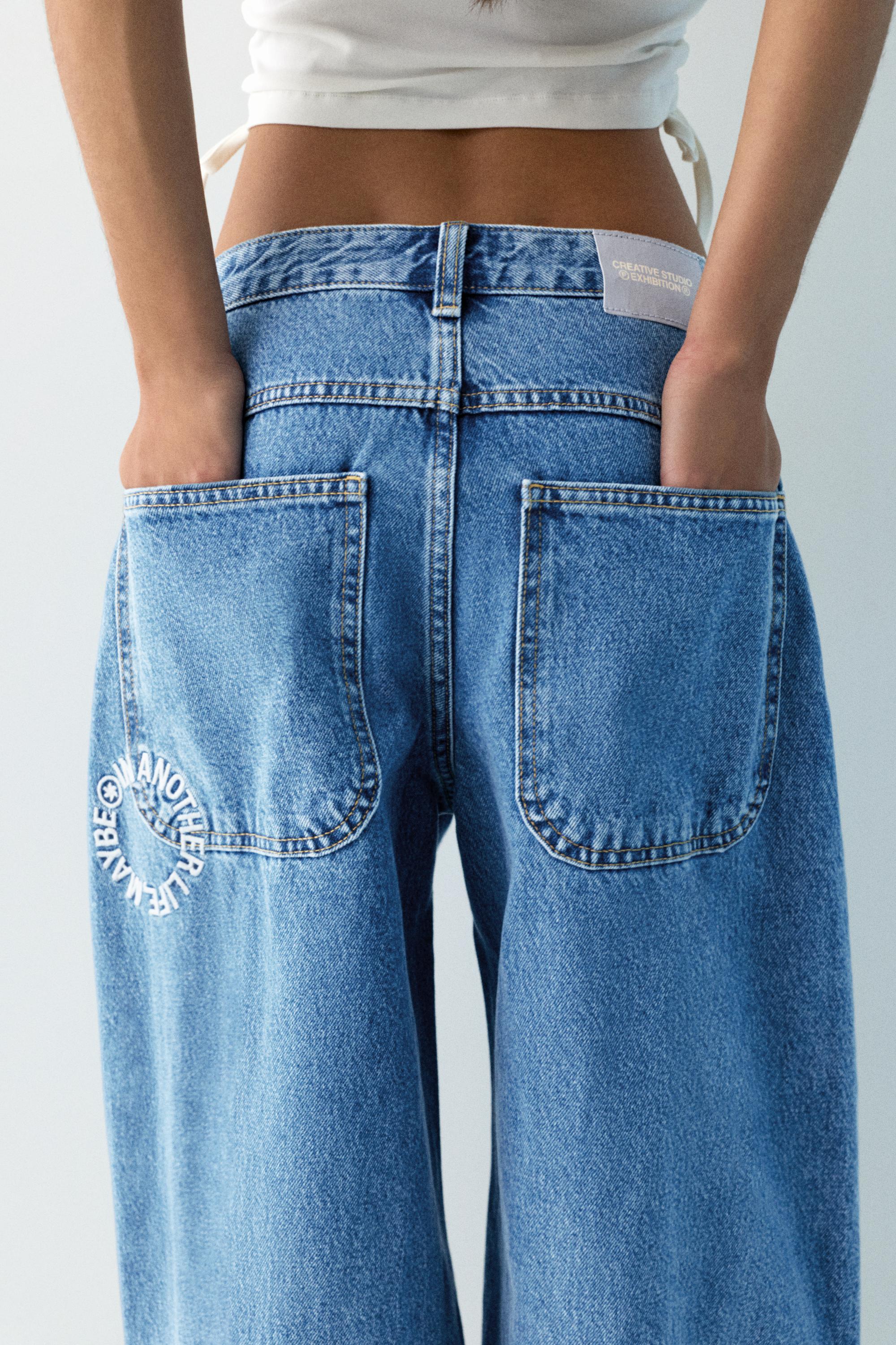 Balloon fit jeans with embroidered text — Medium blue