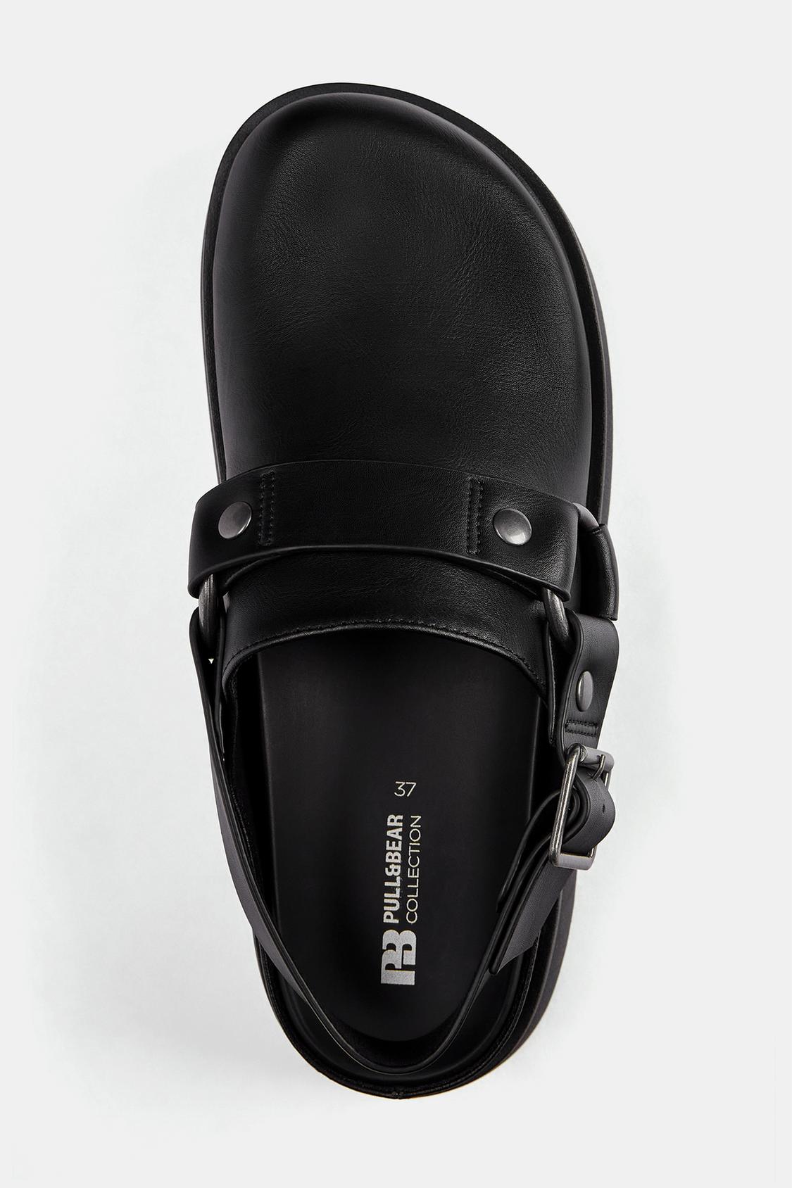 Buckled strap clogs - pull&bear