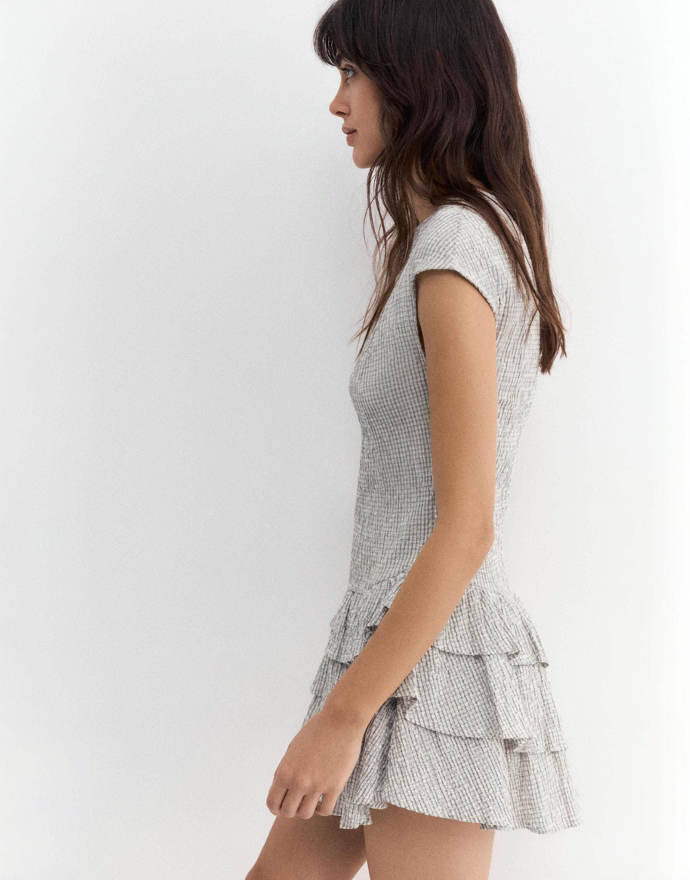 Volanlı etekli kısa kareli elbise - Görsel 9