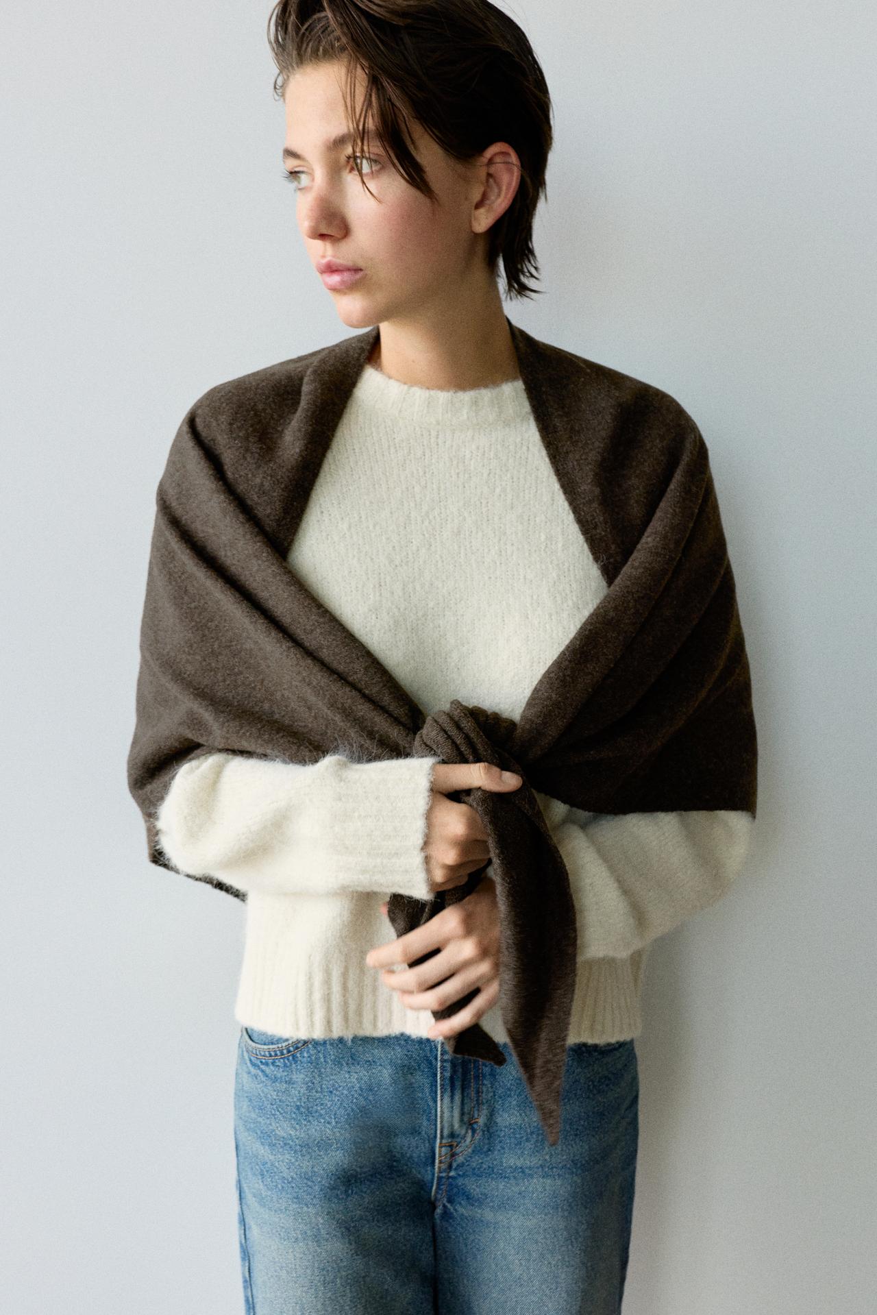 Fine-knit triangle cape — Brown