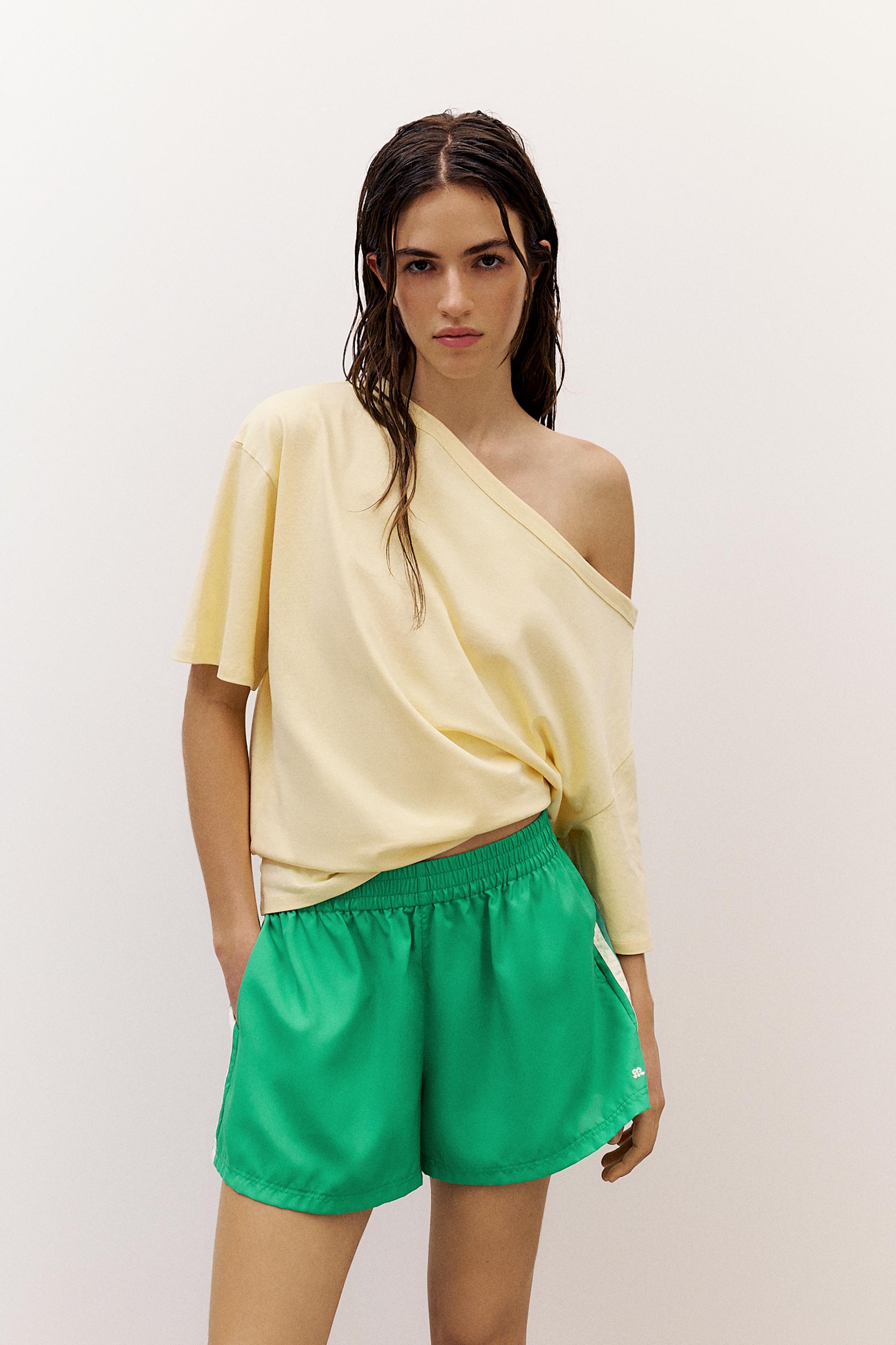 Sporty Bermuda shorts with side stripes — Green