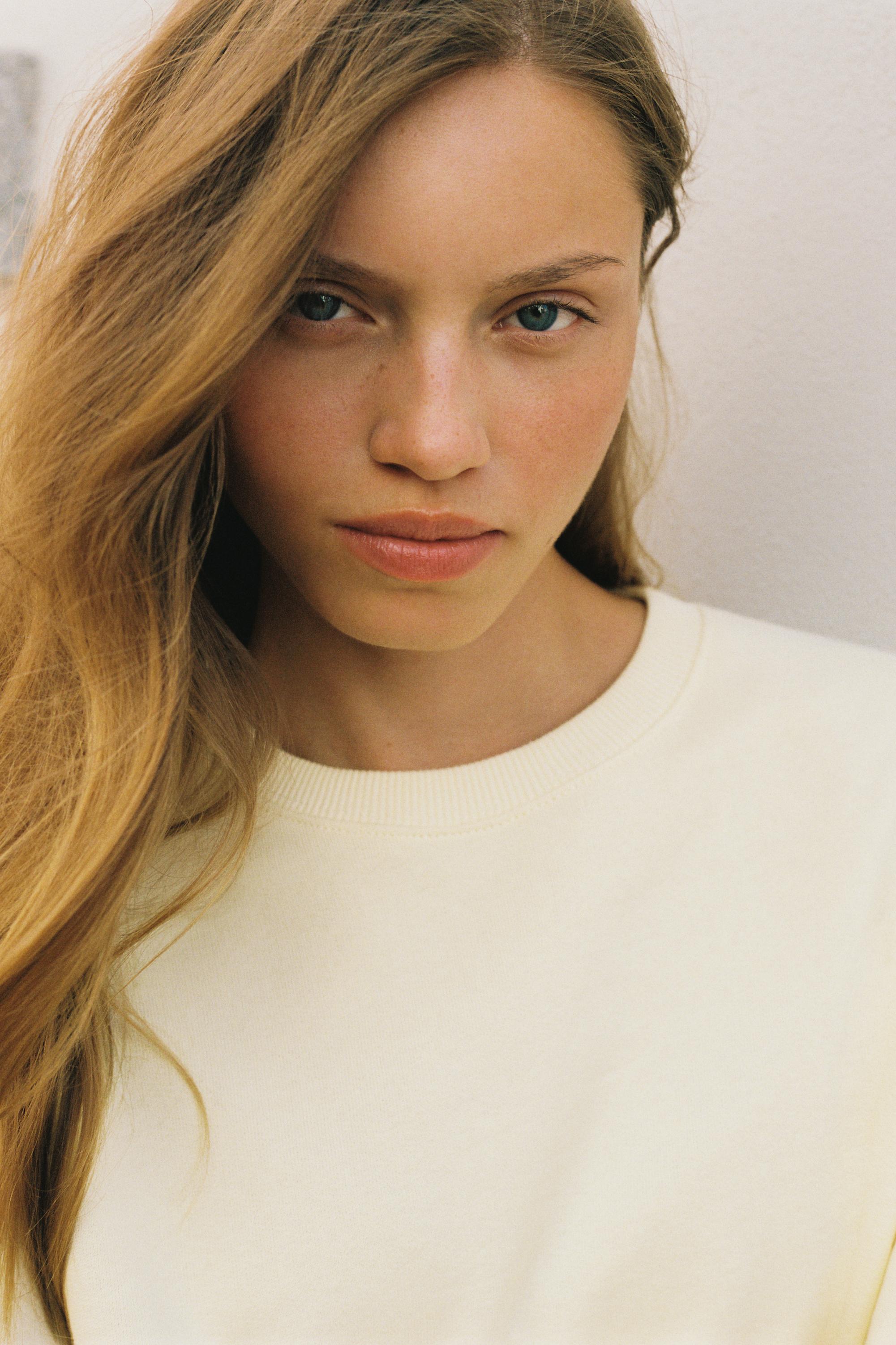 Round neck sweatshirt — Pale yellow