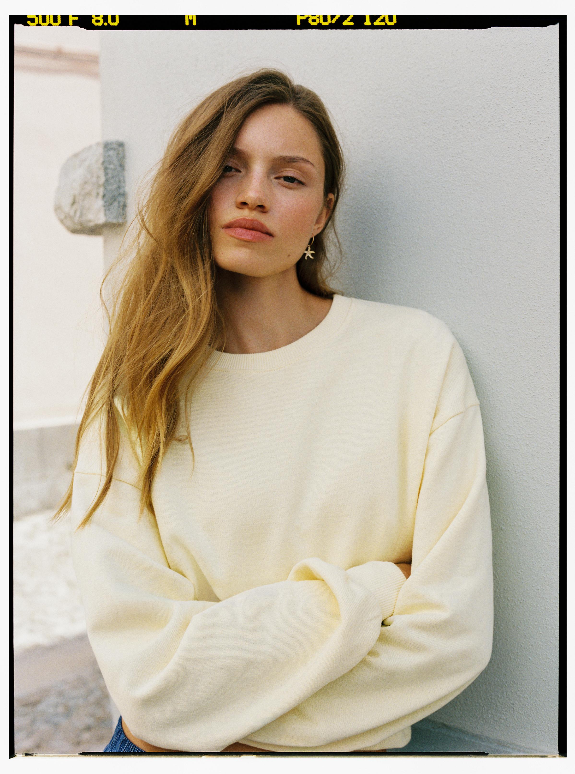 Round neck sweatshirt — Pale yellow