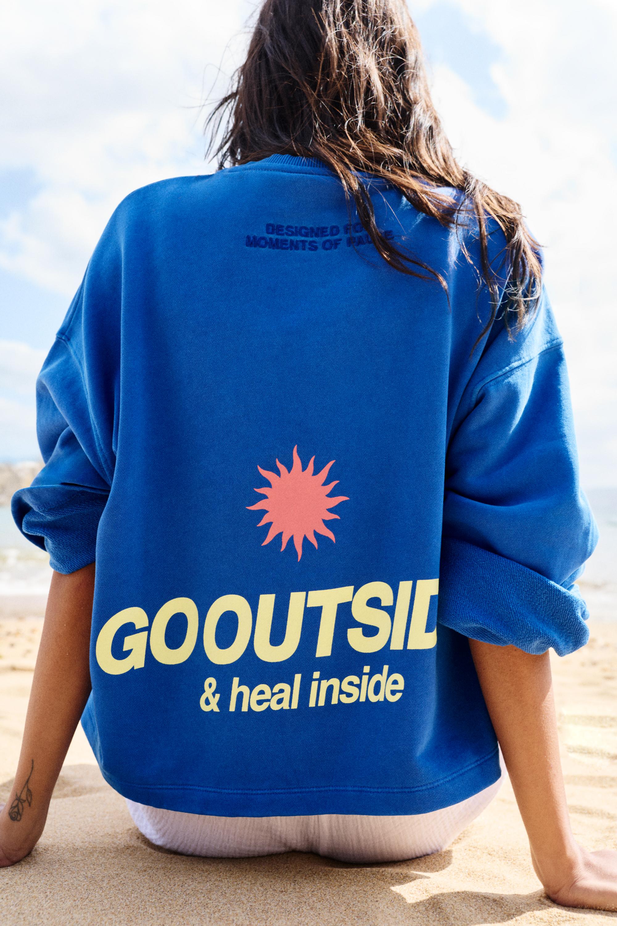 Sweatshirt Azul Com Gráfico De Sol