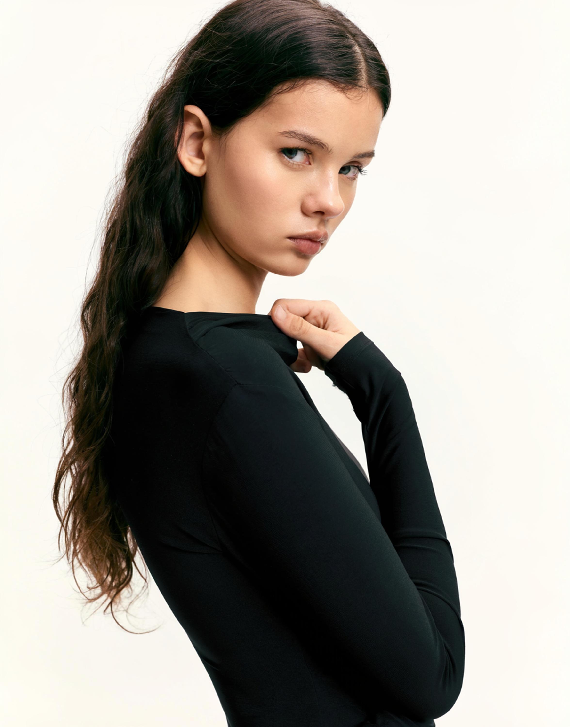 Drape detaylı yumuşak midi elbise - Görsel 9