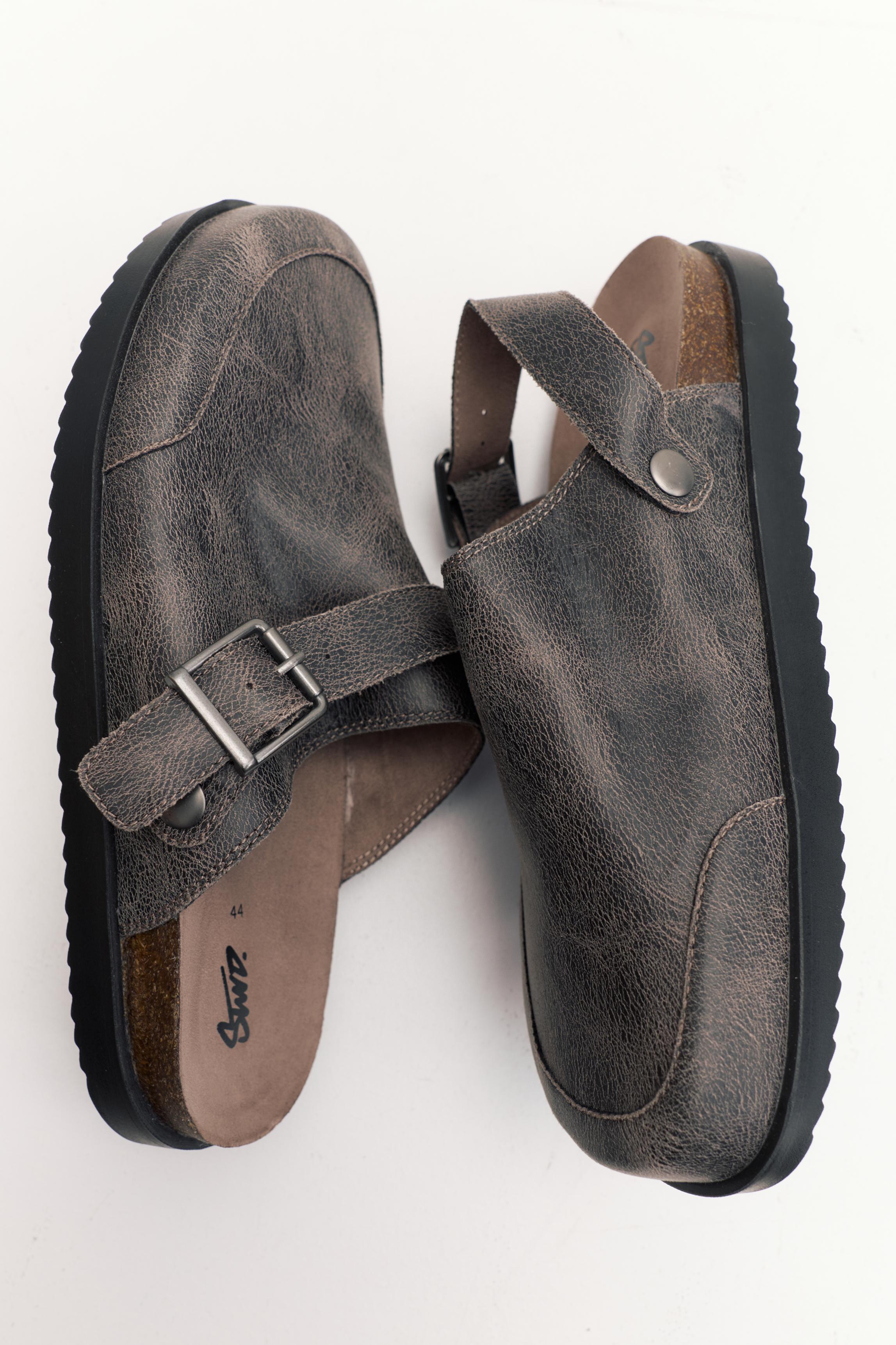 STWD distressed clogs — Brown