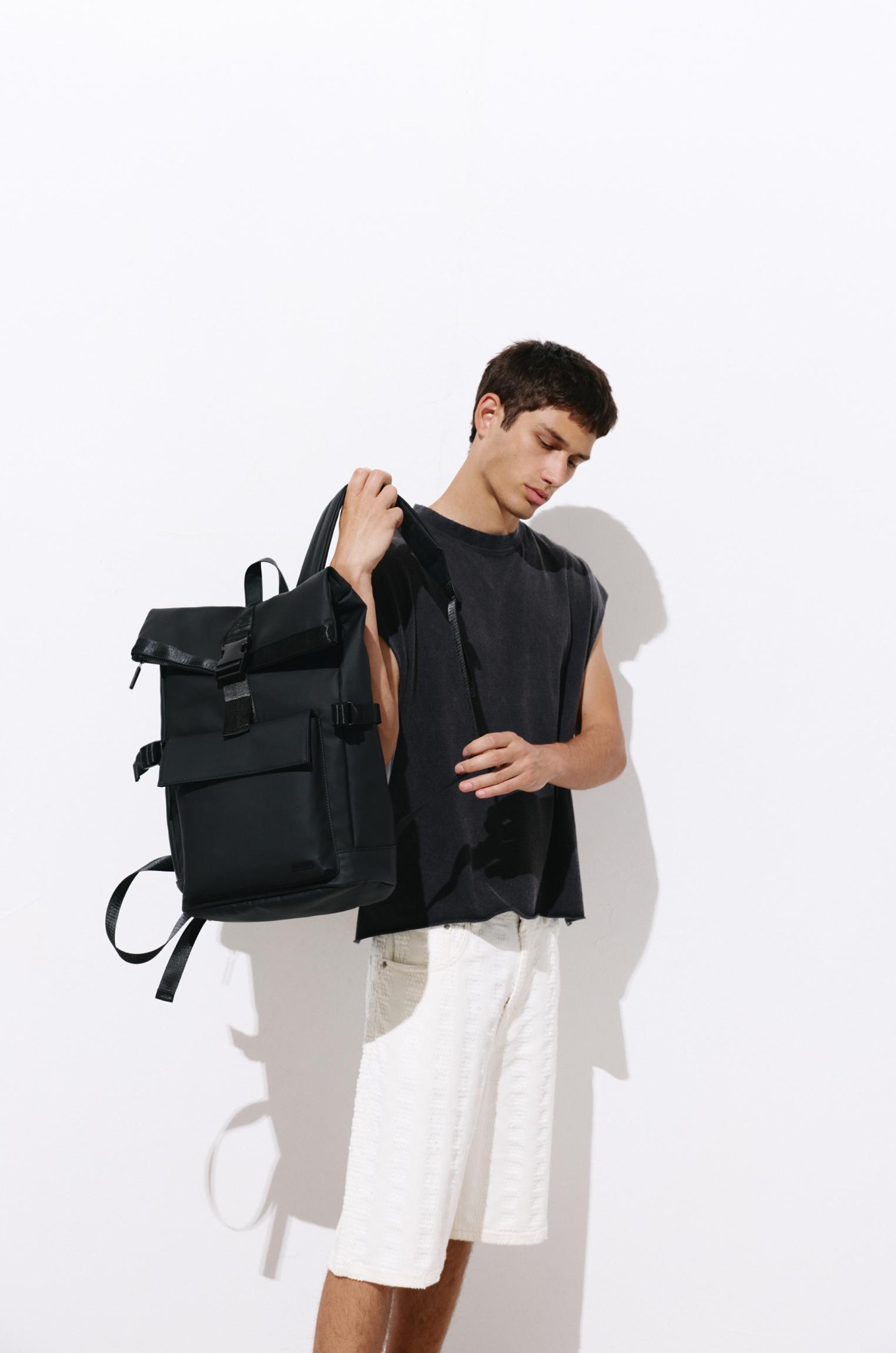 Rubberised flap backpack — Black