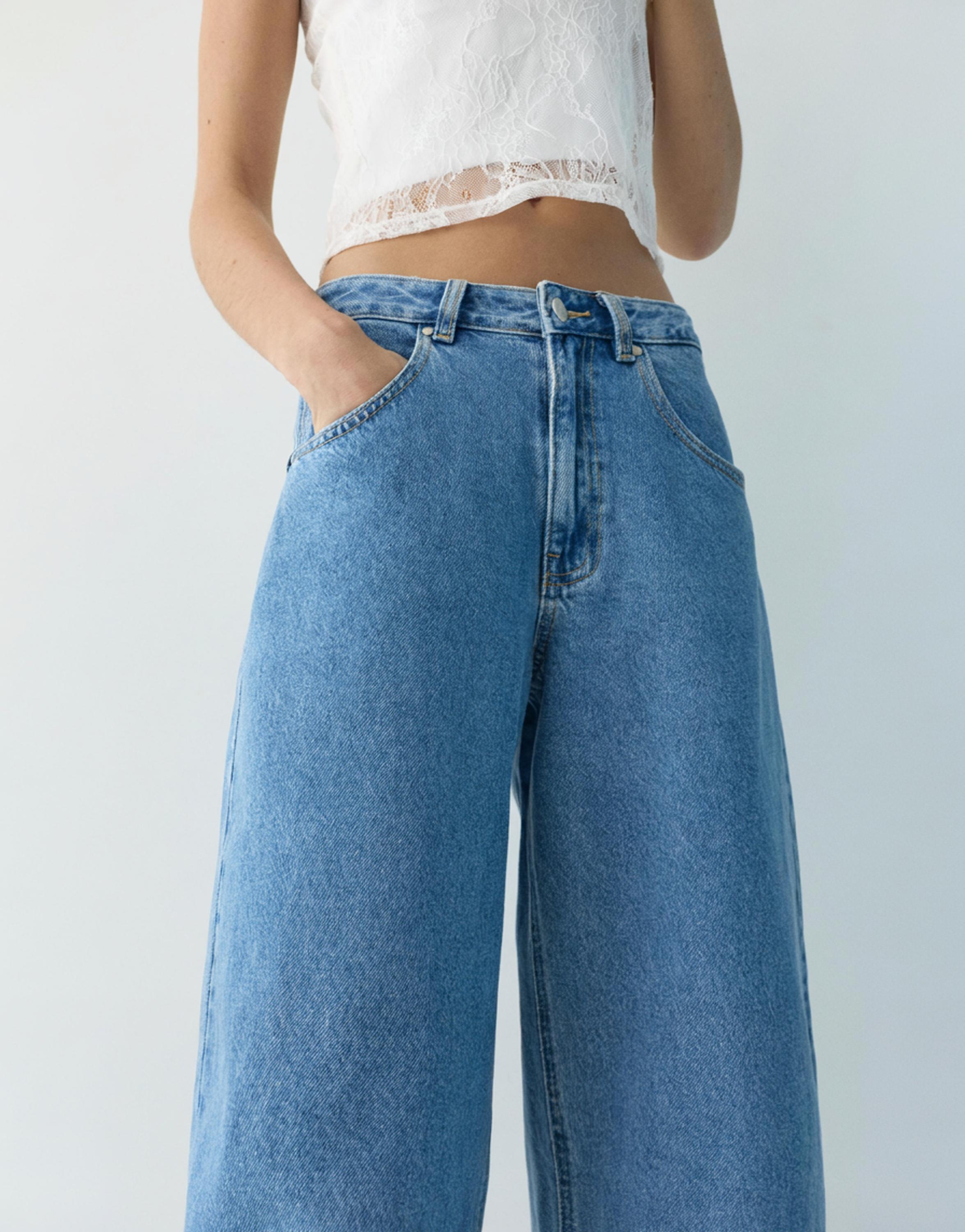 Balloon fit jeans with embroidered text — Medium blue
