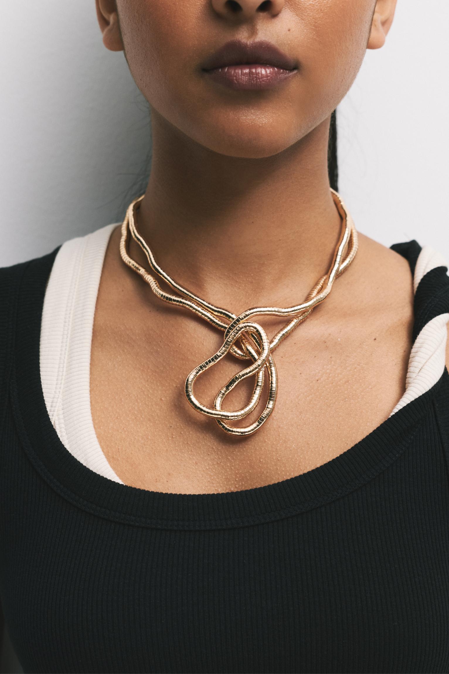 Metallic necklace — Gold