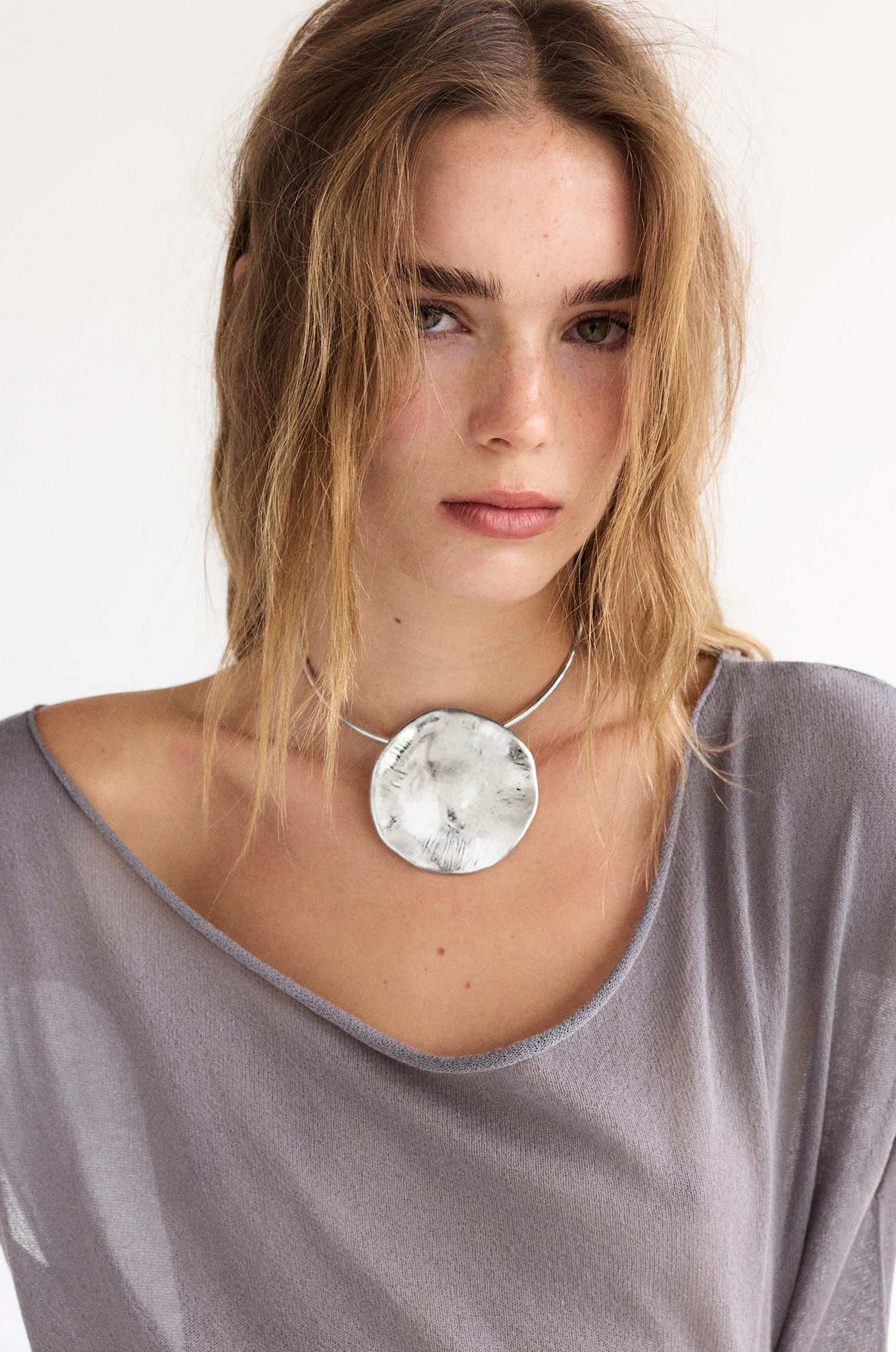 Rigid pendant necklace — Silver