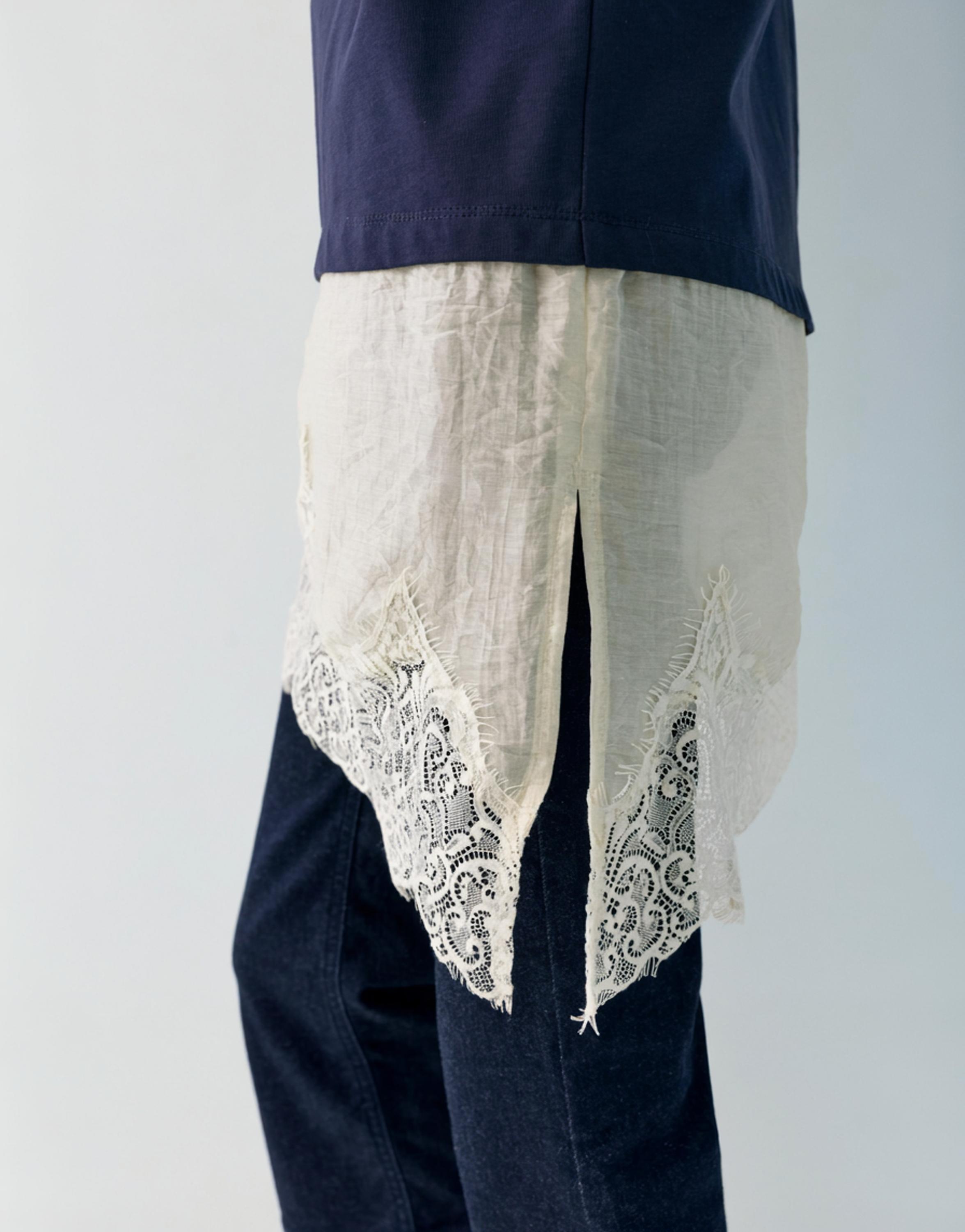 Contrast T-shirt with lace hem — Navy
