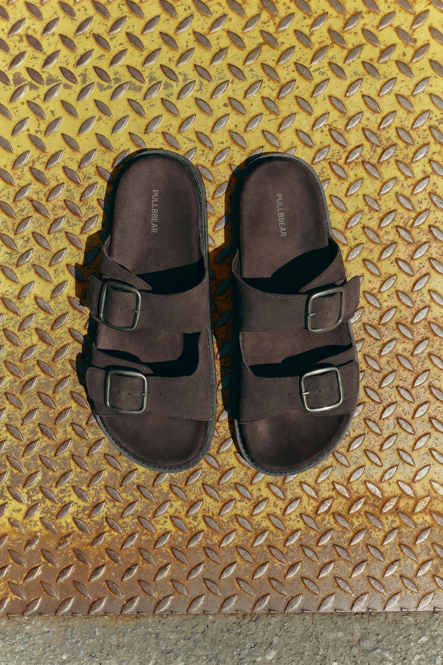 Leather buckle sandals — Brown