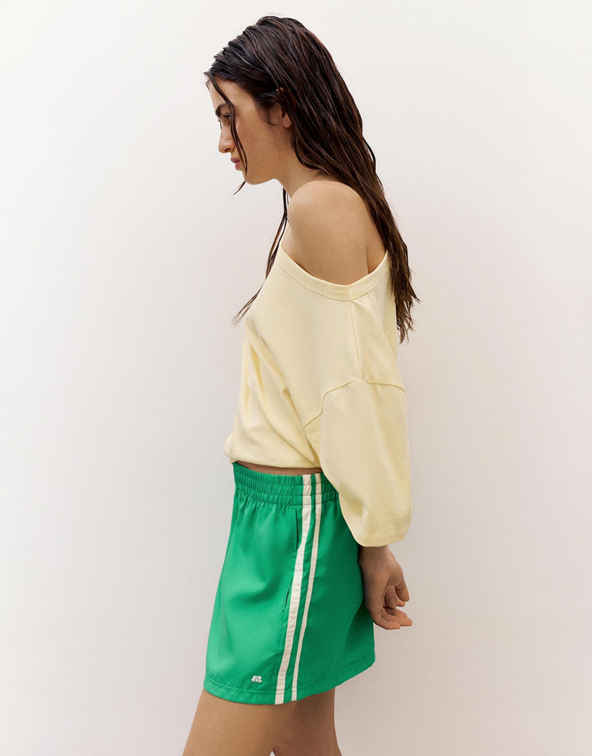 Sporty Bermuda shorts with side stripes — Green