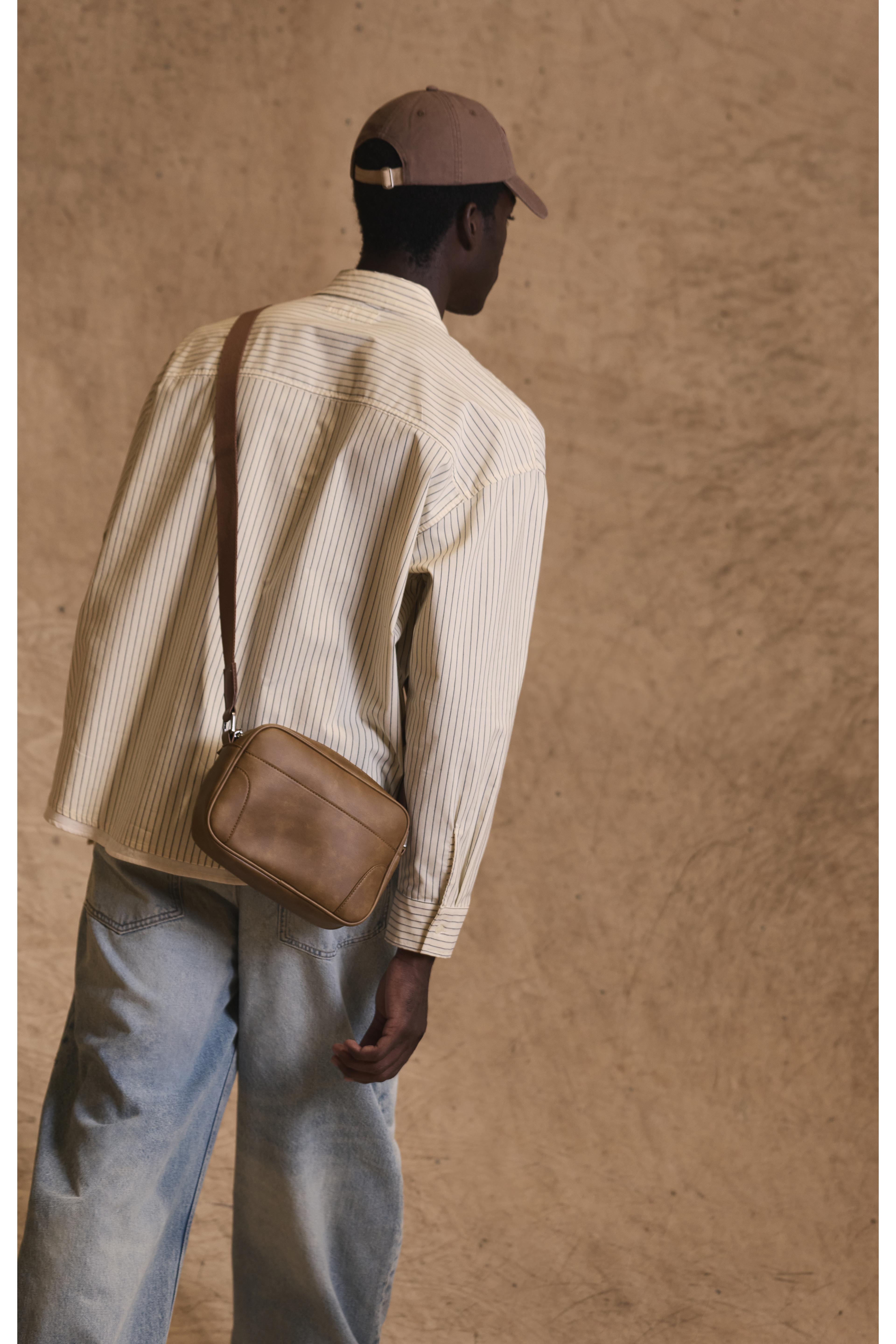 Distressed crossbody bag — Brown