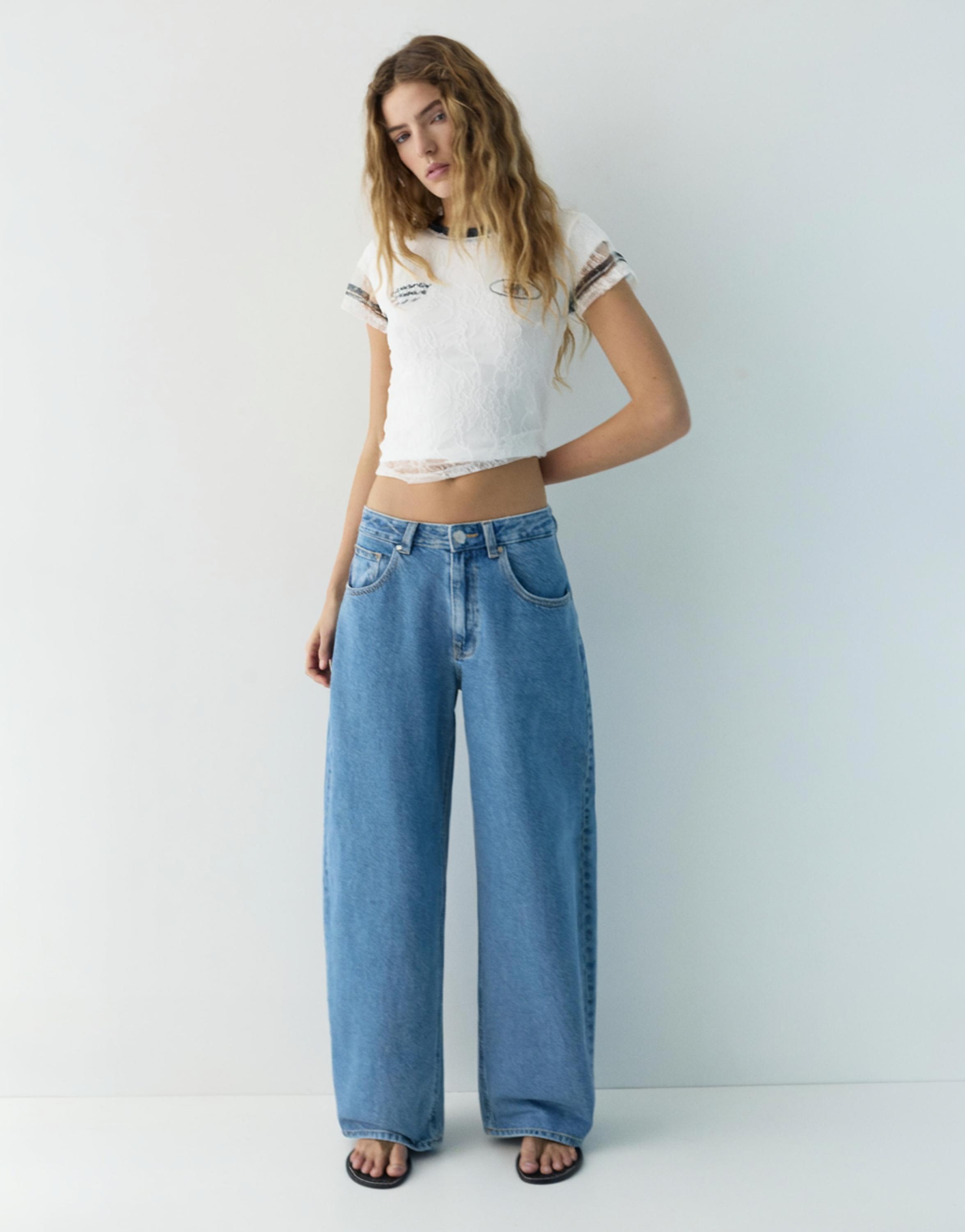 Balloon fit jeans with embroidered text — Medium blue