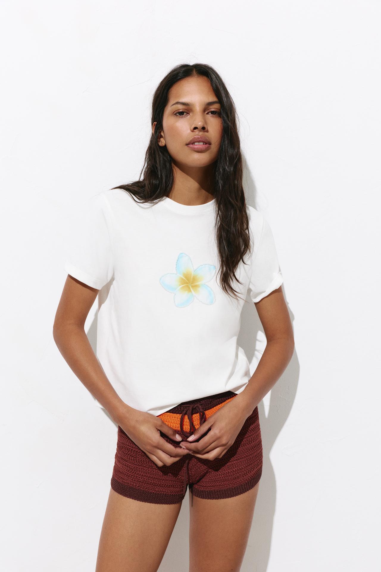 Beaded flower T-shirt — Ice