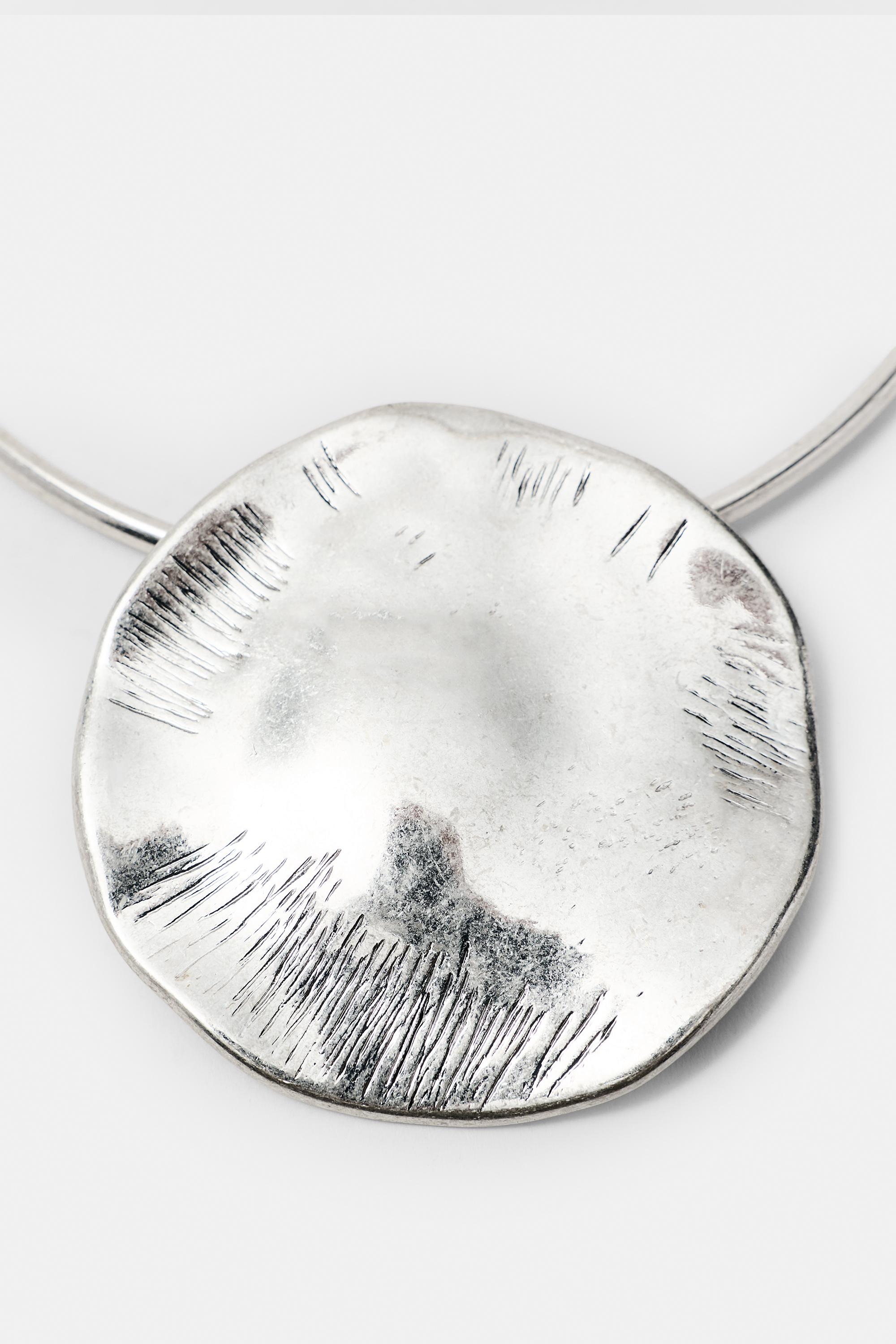 Rigid pendant necklace — Silver