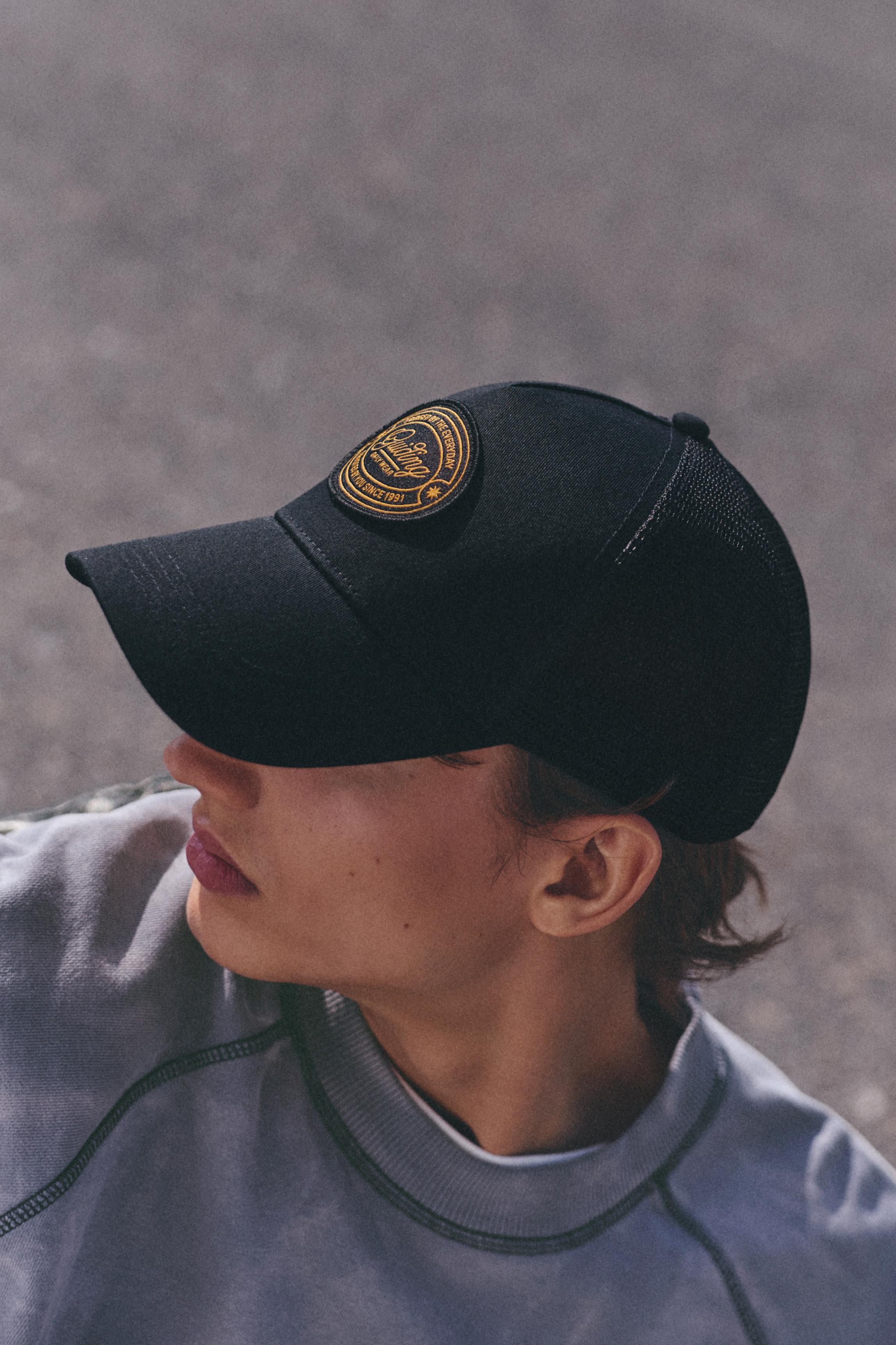 Embroidered patch trucker cap — Black