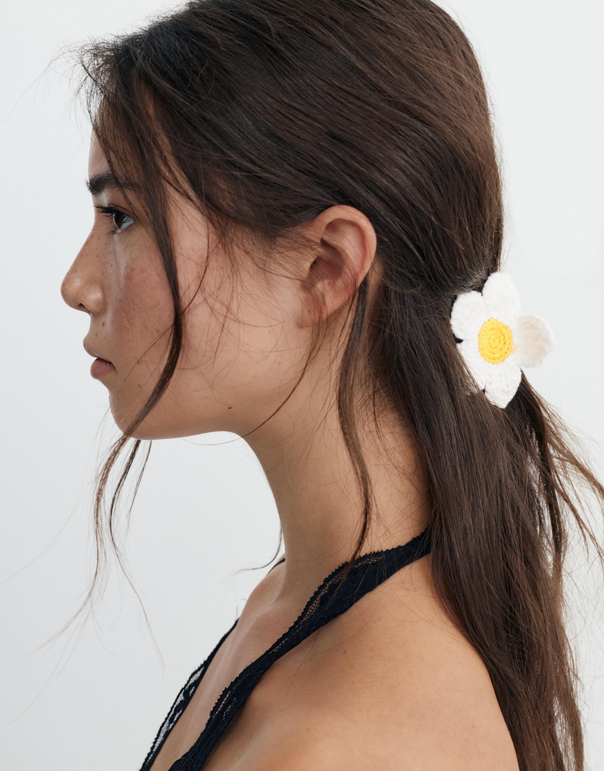 Crochet flower hair clip — White