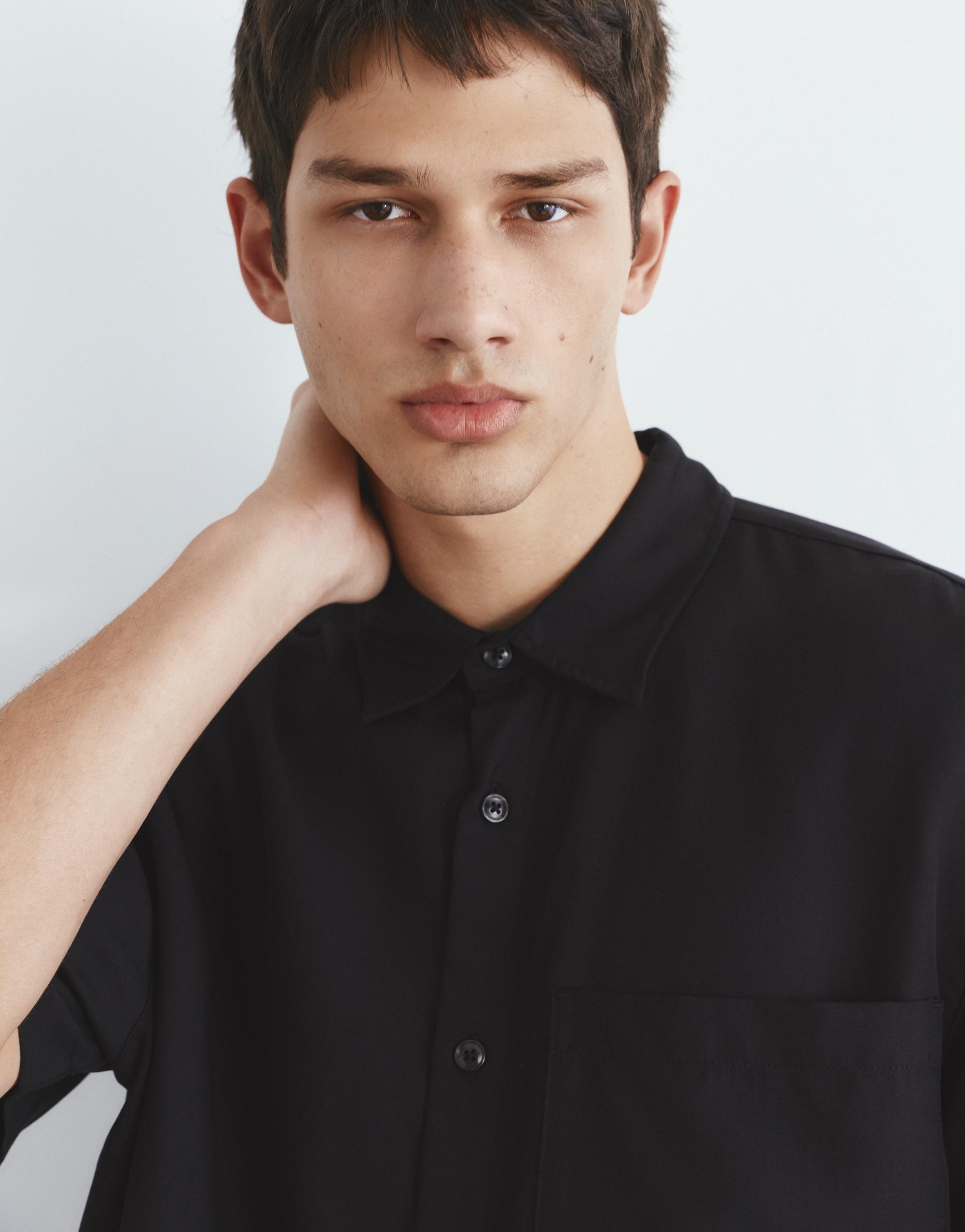 Short sleeve shirt with pocket — Black