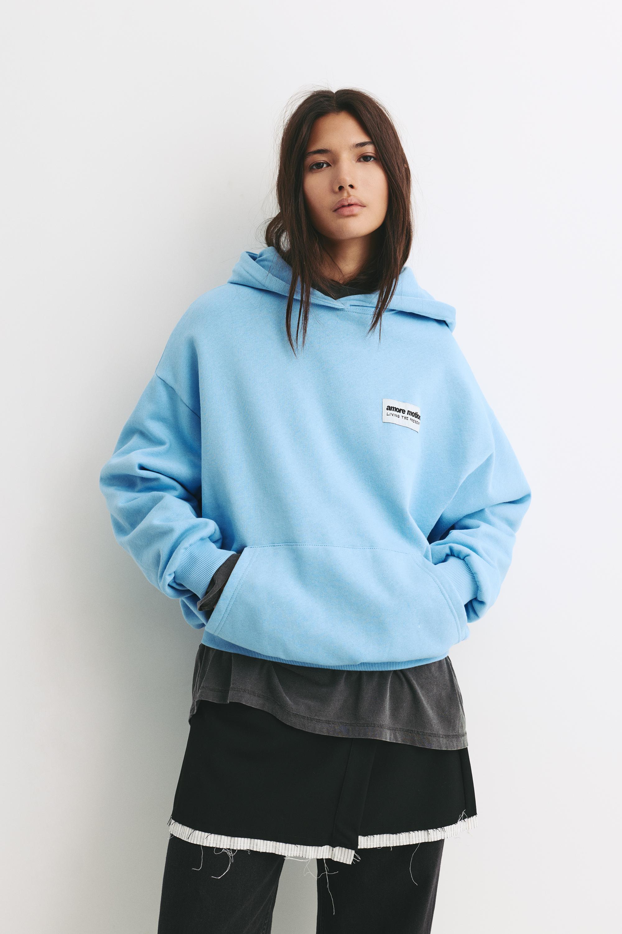 Blauer Kapuzenpullover Mit Grafik